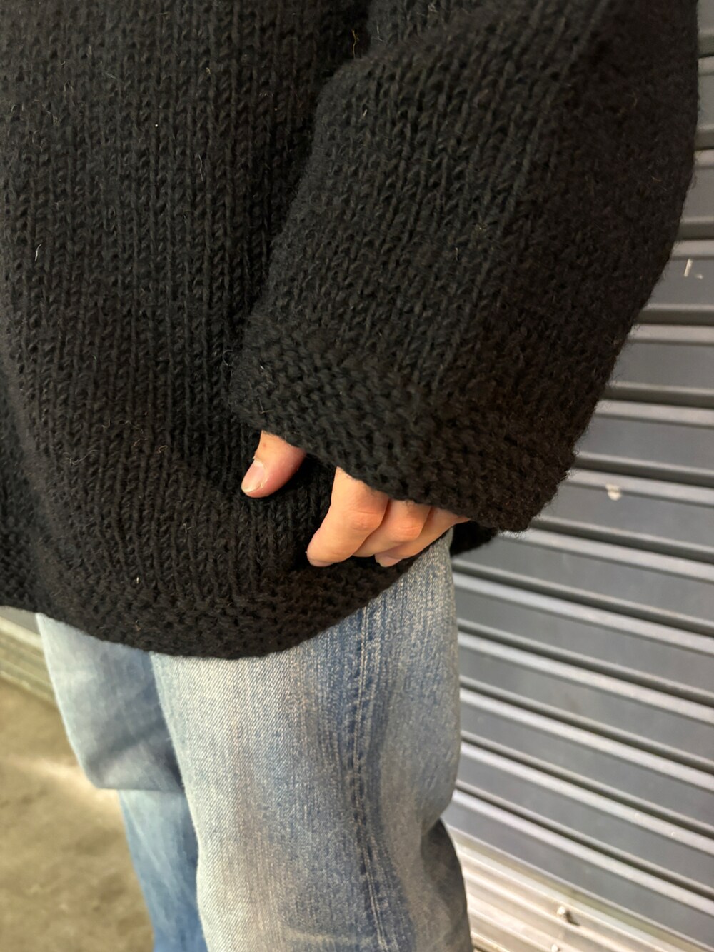 ブラック系のニット/セーターを着用したメンズの秋コーディネートの4枚目の写真