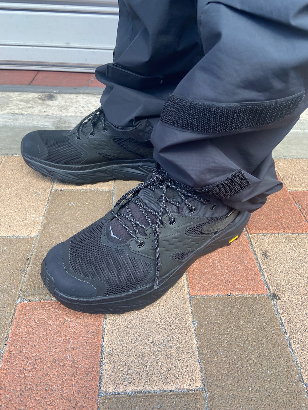 「シンプル、アウトドアスタイル、テックウェア、patagonia、レトロX、レトロxベスト、秋服、冬コーデ、HOKAONEONE、カジュアルコーデ」｜「HOKAのHOKA ONE ONE / ホカ オネオネ　Anacapa 2 Low GTX アナカパツーローGTX（スニーカー、ブラック系）」を使った、スバルさん（メンズ・165cm）の秋コーディネートの3枚目の写真
