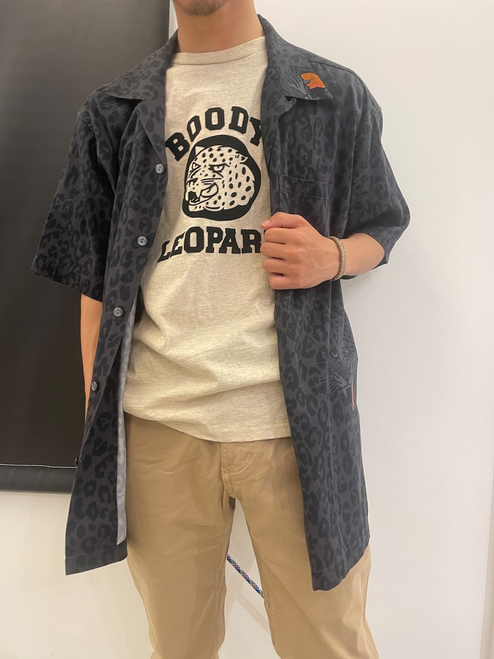 ベージュ系のTシャツ/カットソー、ベージュ系のチノパンツを着用したメンズの夏コーディネートの2枚目の写真