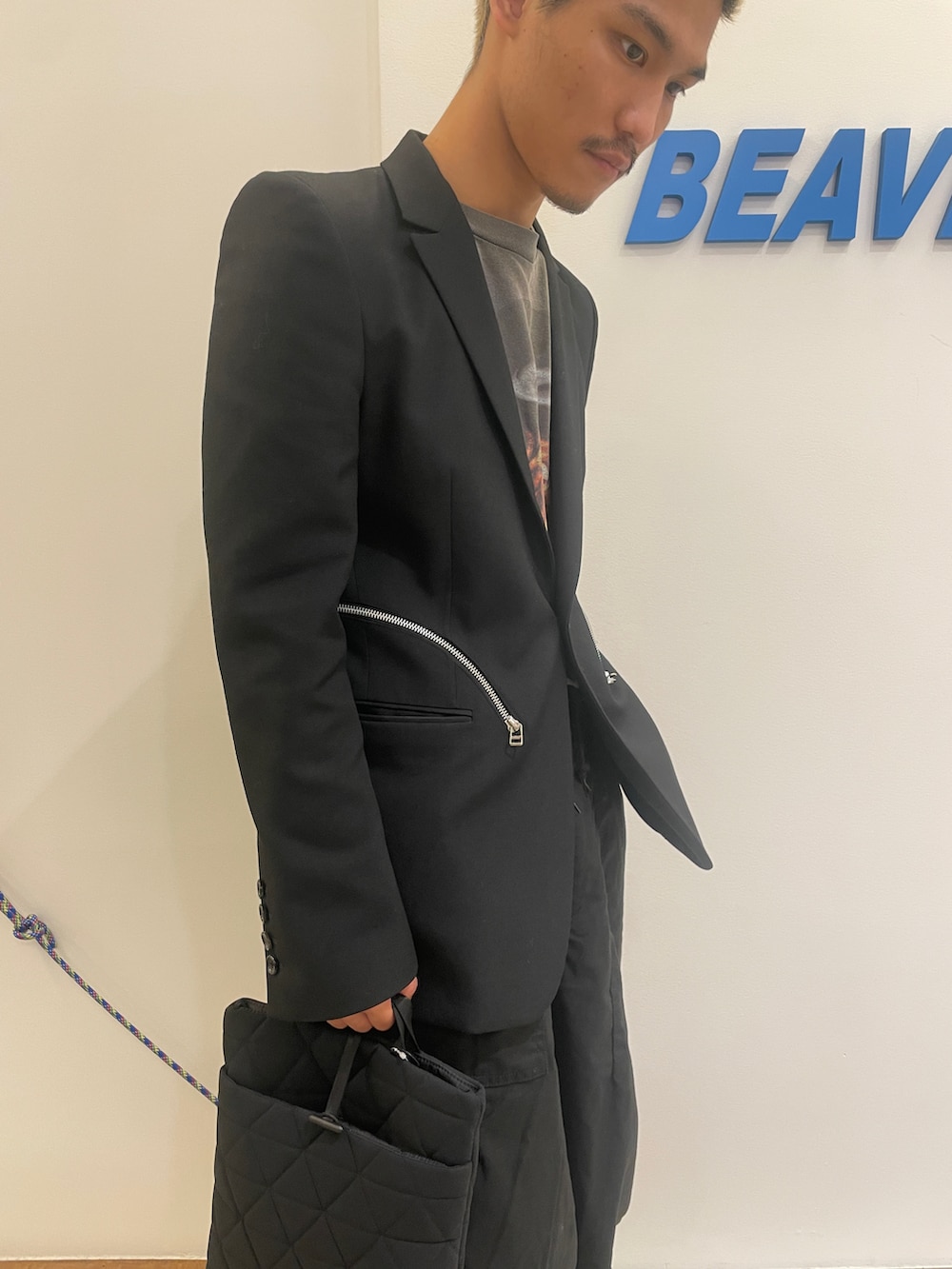「ジャケット、ストリート、坊主、バック、THE NORTH FACE、パンツスタイル、春、NEEDLES、夏コーデ、HOKAONEONE」｜「THE NORTH FACEのTHE NORTH FACE/ザ・ノースフェイス　Geoface PC Sleeve 13" ジオフェイスピーシースリーブ13インチ NM82282（PC・タブレットケース、ブラック系）」を使った、スバルさん（メンズ・165cm）の春コーディネートの2枚目の写真
