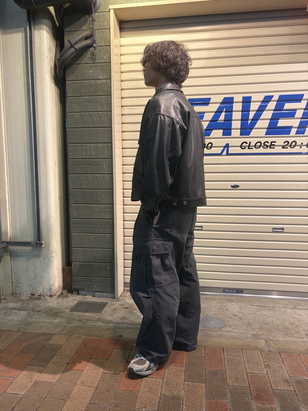 ブラック系のブルゾン、ブルー系のシャツ/ブラウスを着用したメンズの冬コーディネートの2枚目の写真