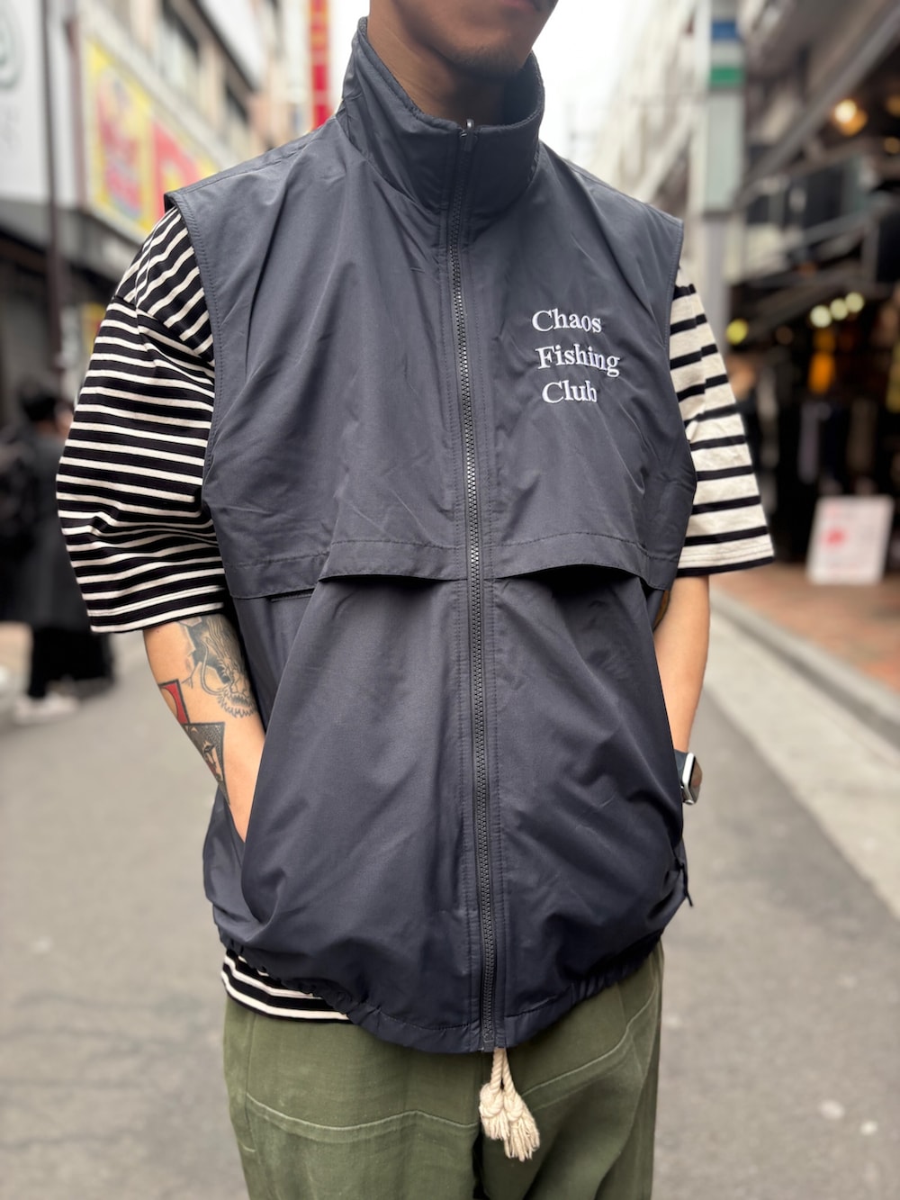 「春コーデ、カジュアルコーデ、大人ファッション、メンズファッション、ラフコーデ、ゆるコーデ、outfit、ベスト、ベスト×Tシャツ、ベストスタイル、ボーダー」｜「CMF OUTDOOR GARMENTのＢＯＲＤＥＲ　ＴＥＥ　Ｈ／Ｓ（Tシャツ/カットソー、ブラック系）」を使った、スバルさん（メンズ・165cm）の春コーディネートの2枚目の写真