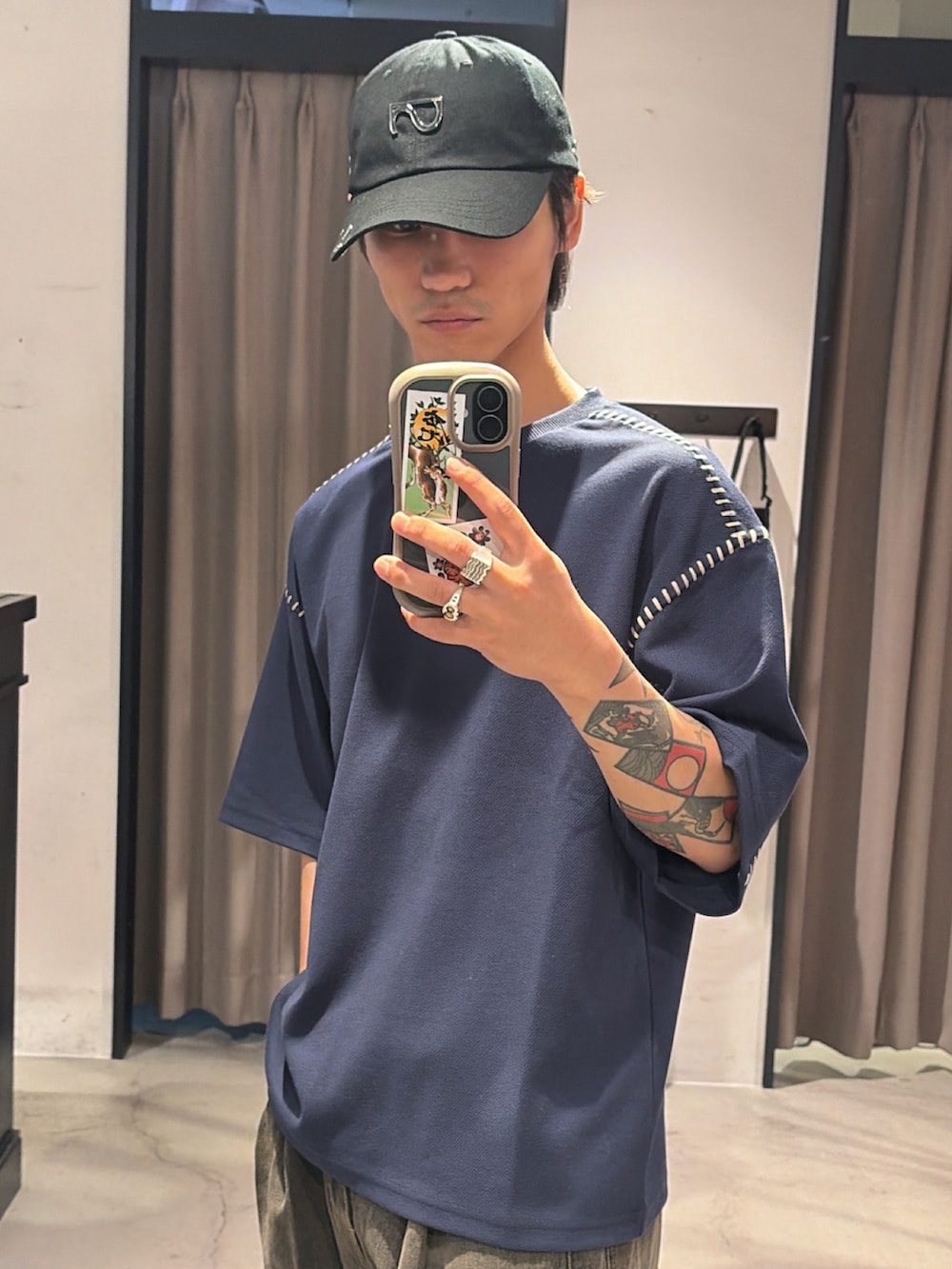 ブルー系のTシャツ/カットソー、ブルー系のその他パンツを着用したメンズの夏コーディネートの2枚目の写真