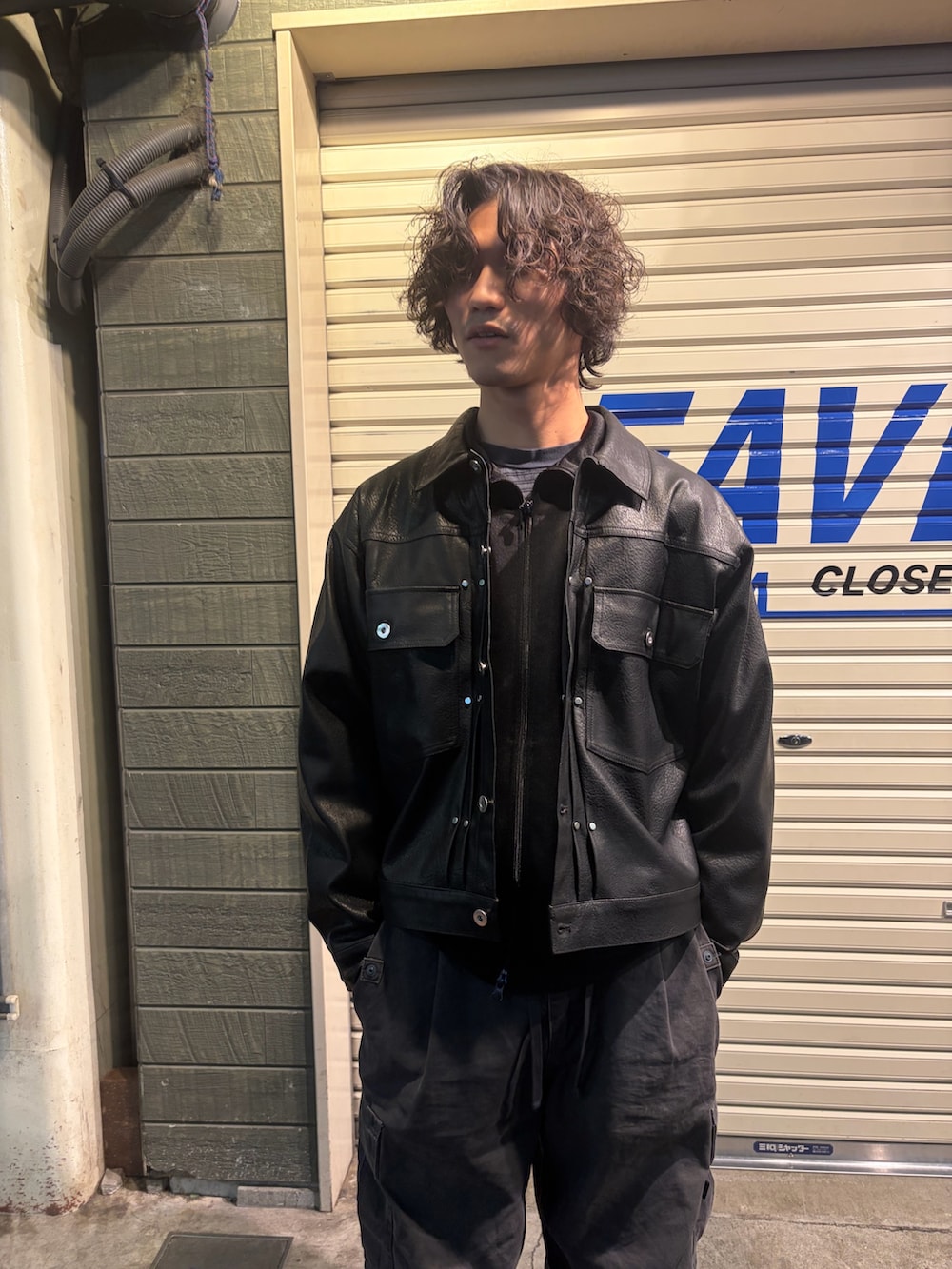 ブラック系のブルゾンを着用したメンズの冬コーディネートの3枚目の写真