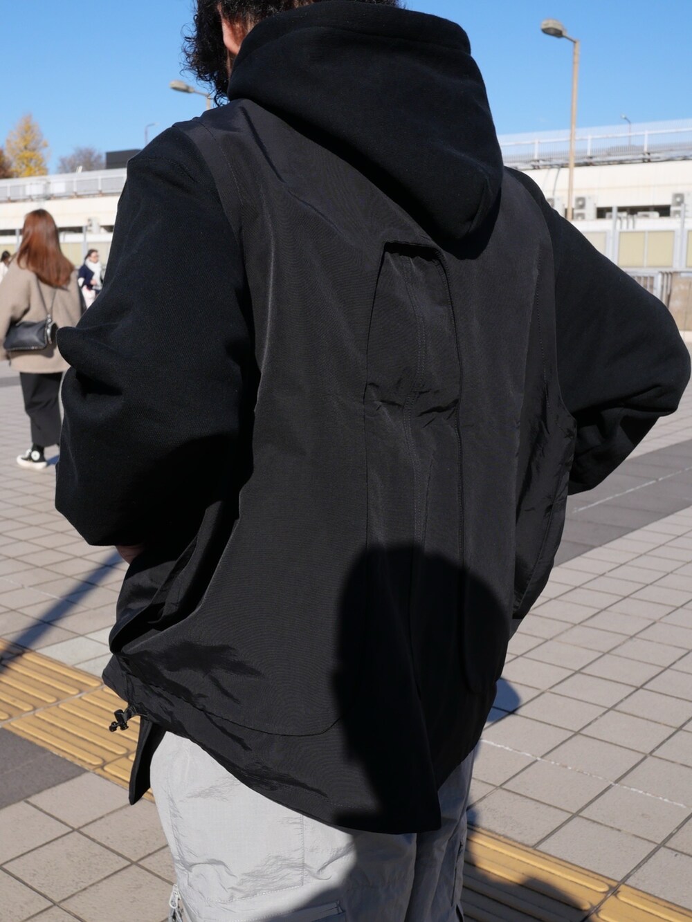 「大人カジュアル、おでかけコーデ、オトナカジュアル、冬、冬服、おしゃれさんと繋がりたい、休日コーデ、シンプル、お出かけコーデ、低身長男子、シンプルスタイル、低身長コーデ、ベスト」｜「CMF OUTDOOR GARMENTのCMF OUTDOOR GARMENT/シーエムエフ アウトドアガーメント　別注15 STEP VEST（ベスト、ブラック系）」を使った、スバルさん（メンズ・165cm）の冬コーディネートの4枚目の写真