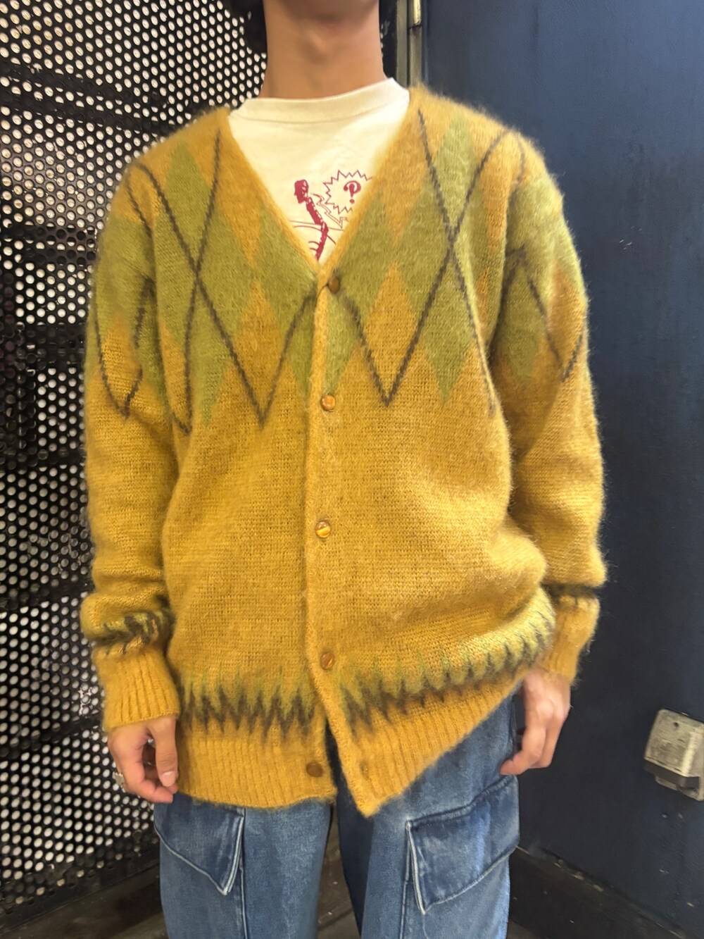 ブルー系のデニムパンツを着用したメンズの秋コーディネートの2枚目の写真