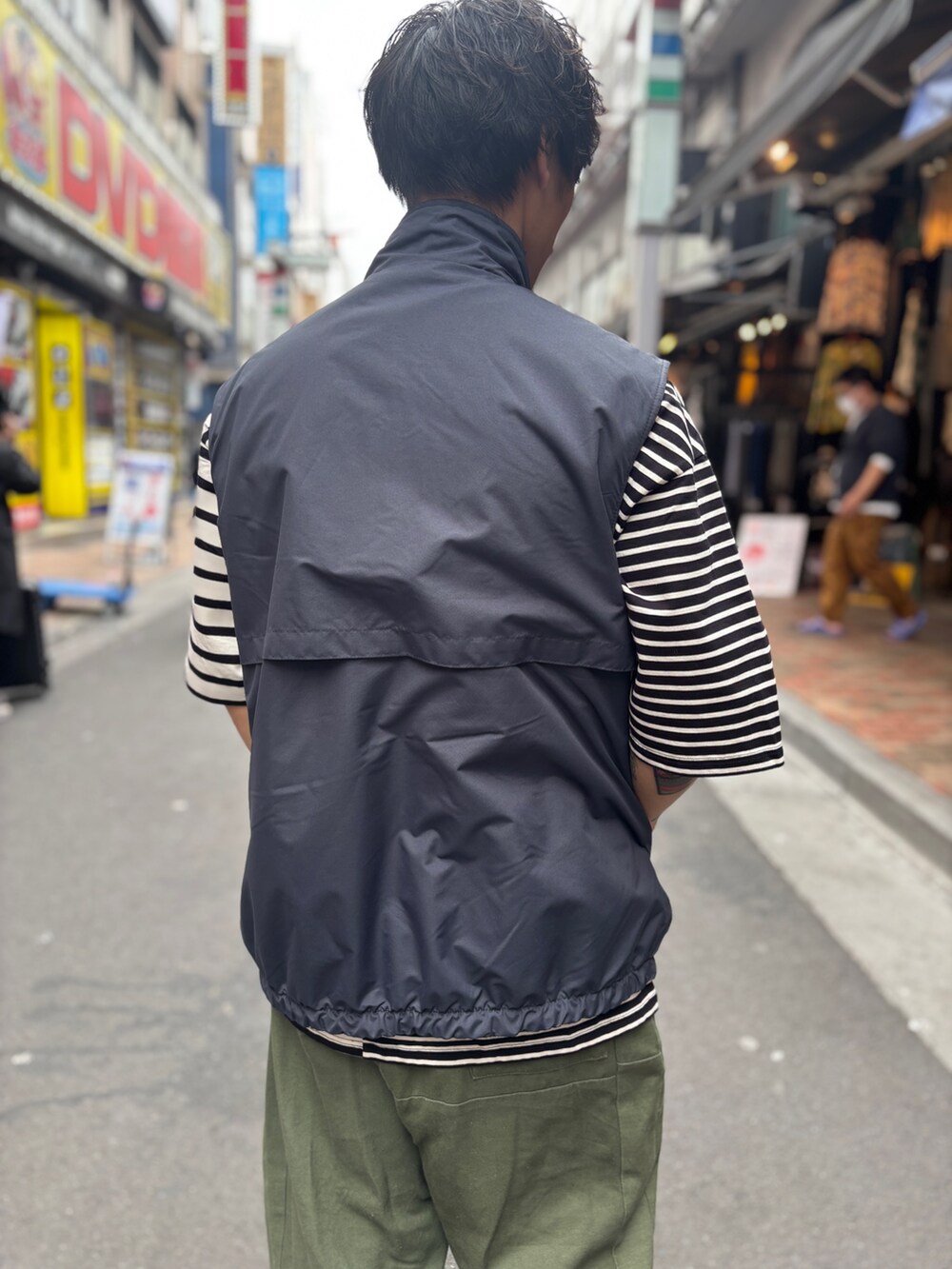 「春コーデ、カジュアルコーデ、大人ファッション、メンズファッション、ラフコーデ、ゆるコーデ、outfit、ベスト、ベスト×Tシャツ、ベストスタイル、ボーダー」｜「CMF OUTDOOR GARMENTのＢＯＲＤＥＲ　ＴＥＥ　Ｈ／Ｓ（Tシャツ/カットソー、ブラック系）」を使った、スバルさん（メンズ・165cm）の春コーディネートの3枚目の写真