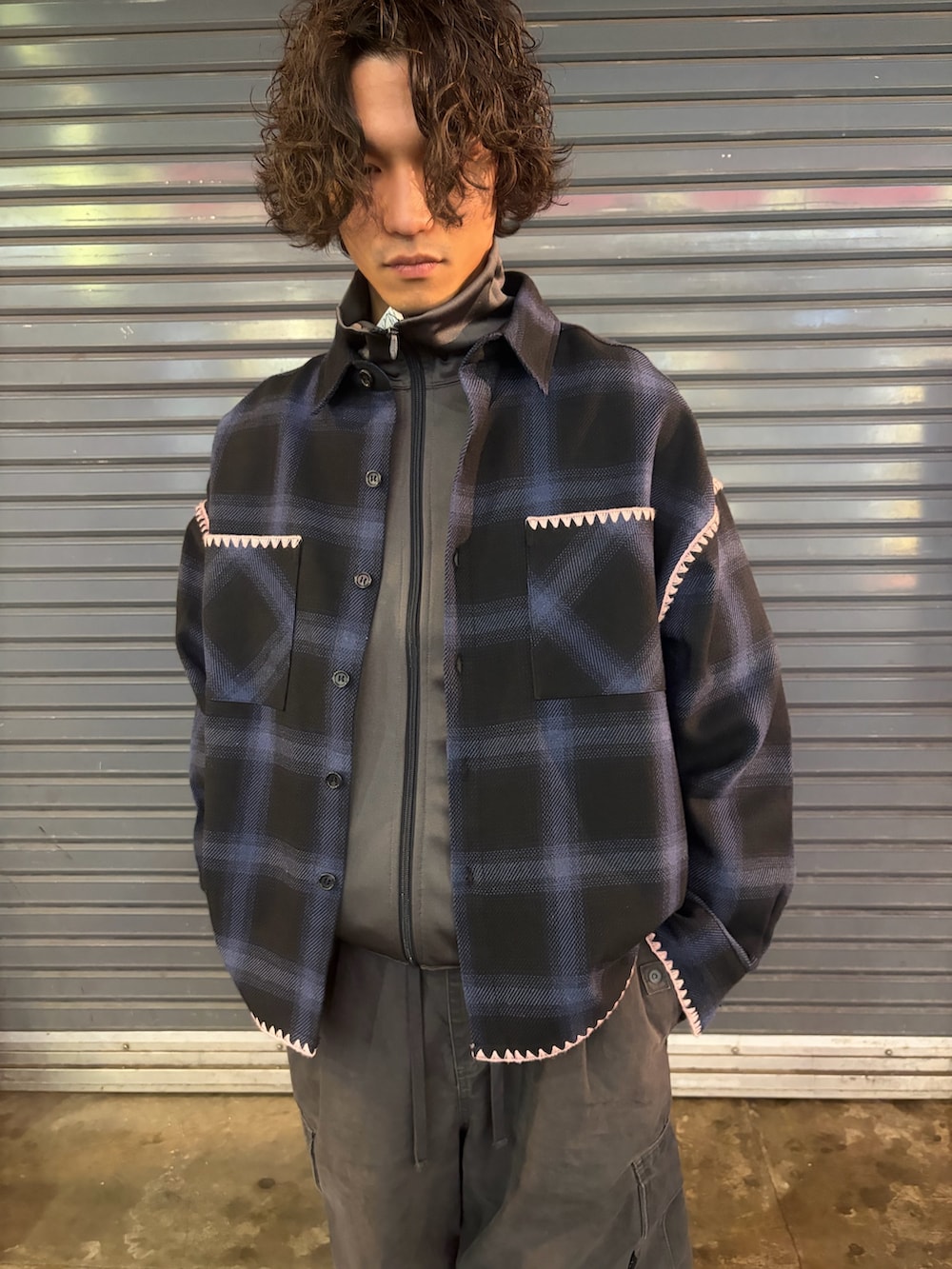 ブルー系のシャツ/ブラウスを着用したメンズの冬コーディネートの2枚目の写真