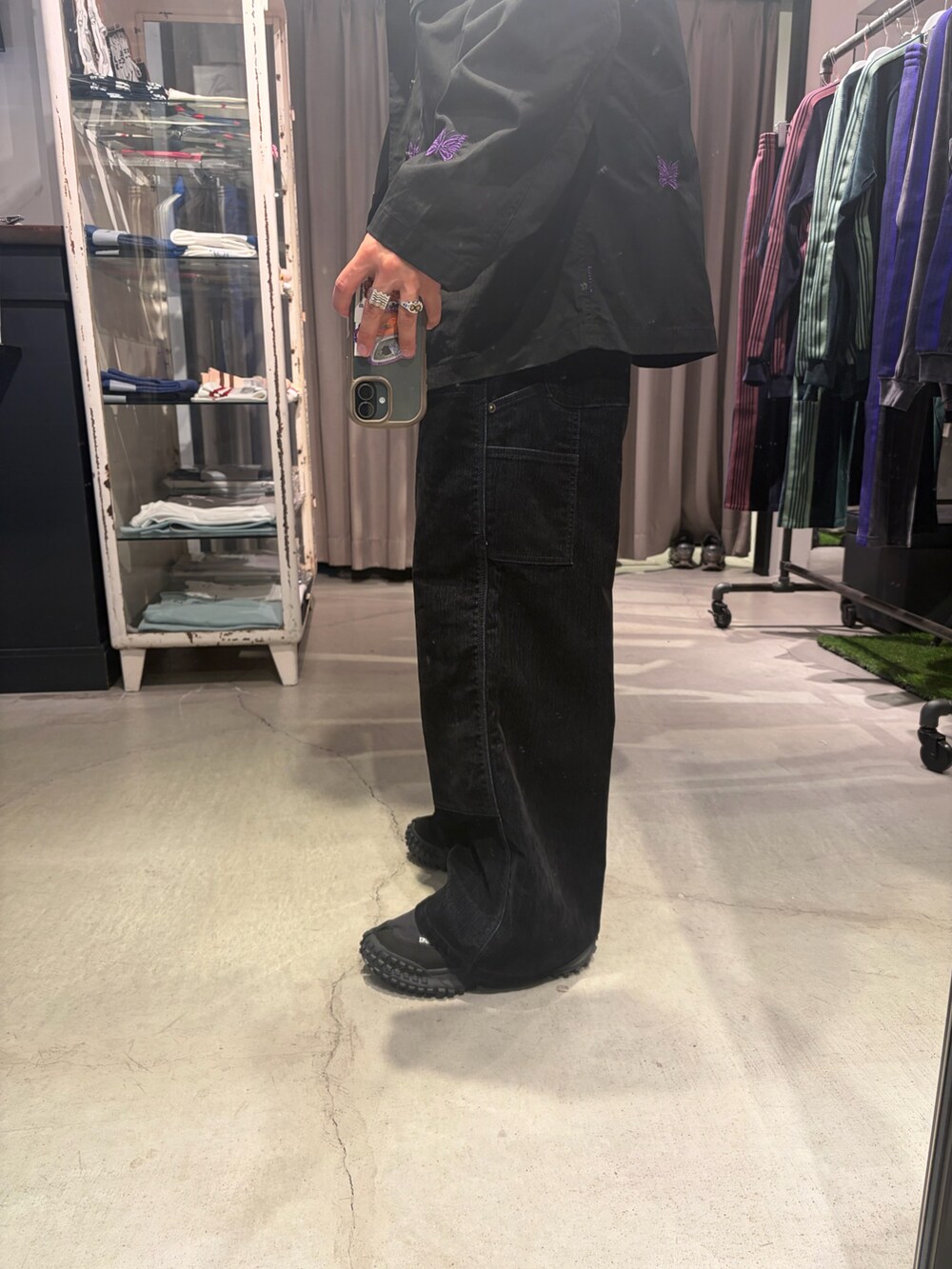 ブラック系のデニムパンツを着用したメンズの秋コーディネートの3枚目の写真