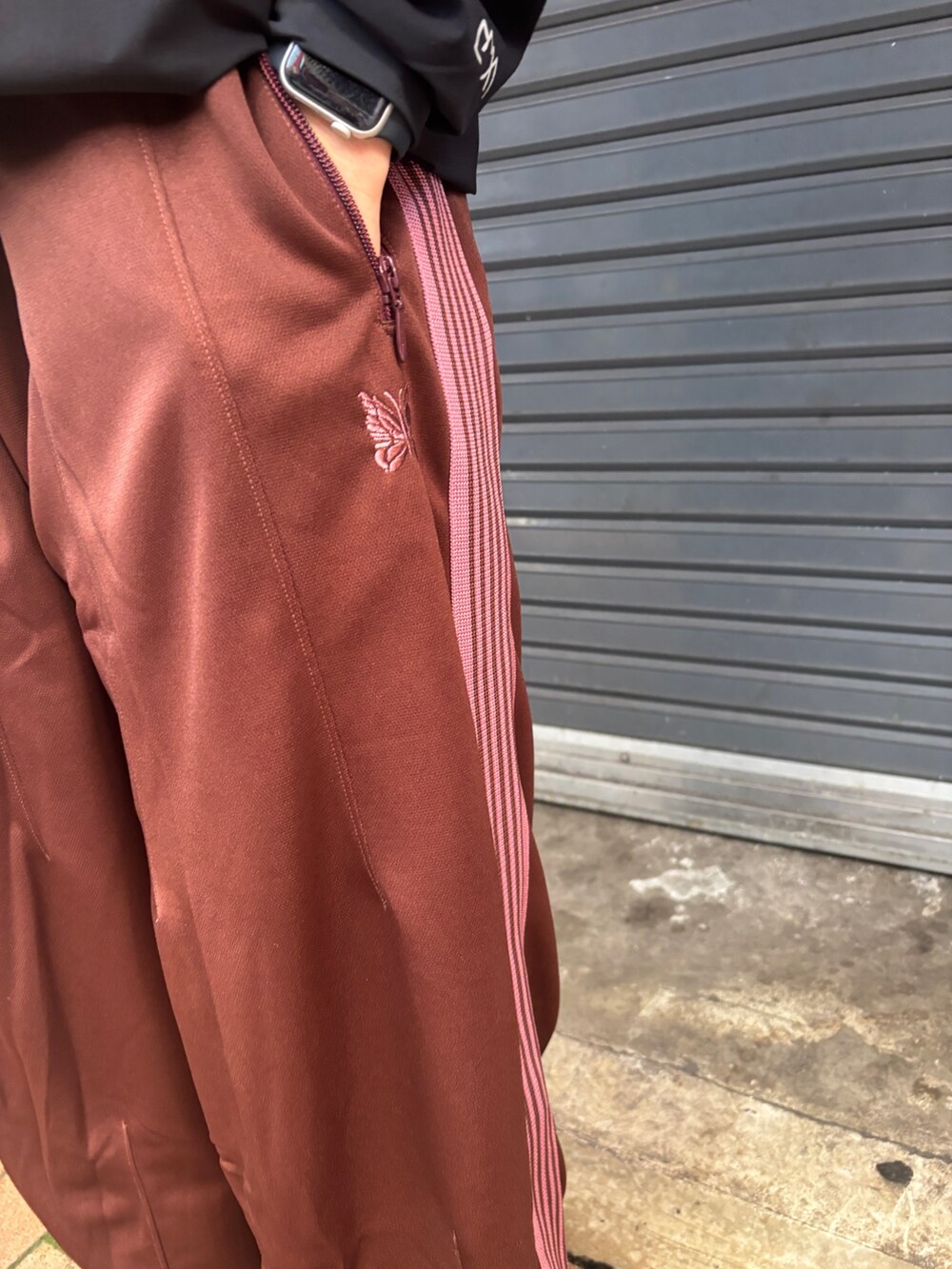 ブラック系のTシャツ/カットソーを着用したメンズの秋コーディネートの3枚目の写真