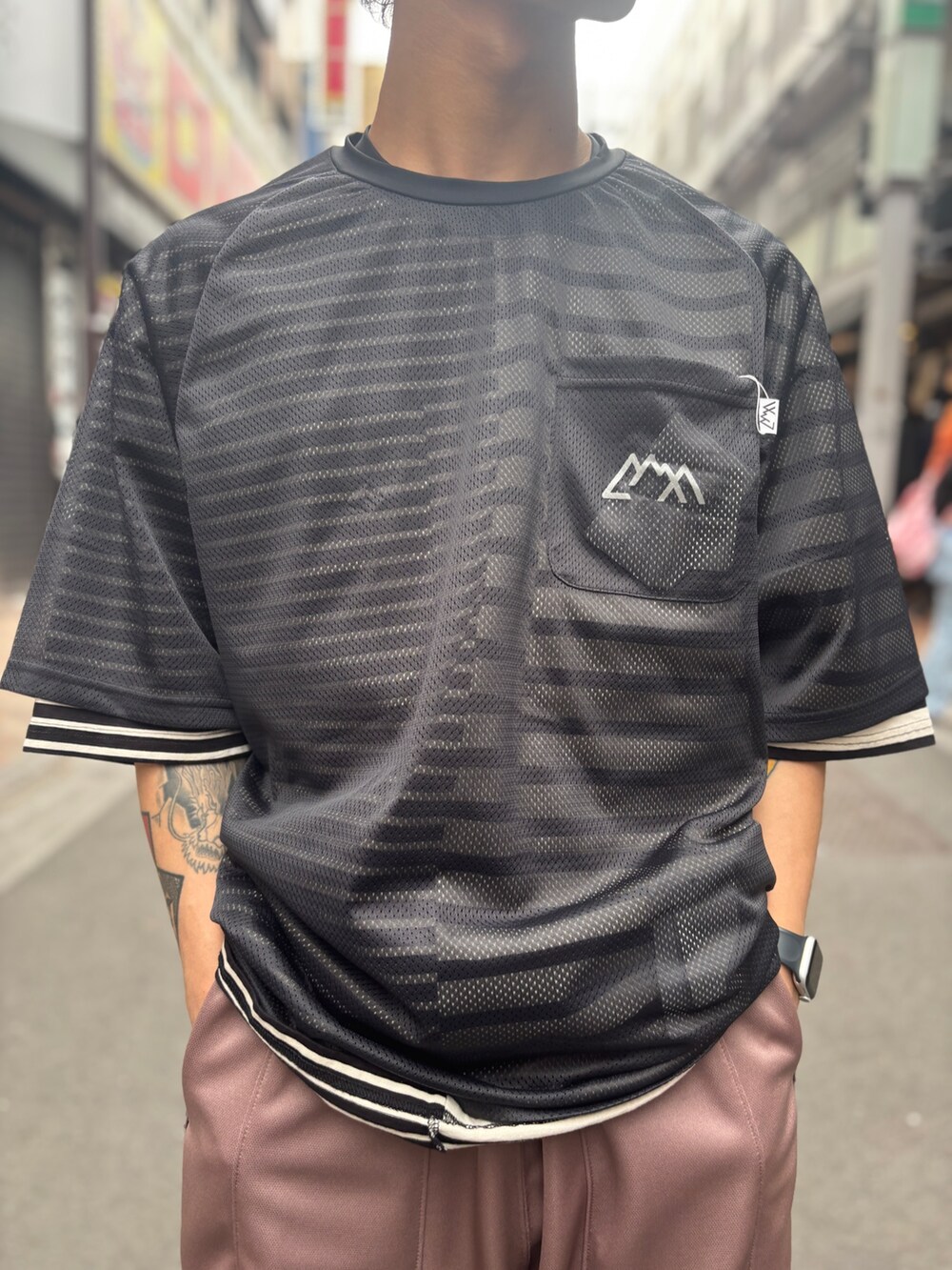 「黒Tシャツ、Tシャツ、カジュアルコーデ、オトナカジュアル、夏ファッション、Tシャツコーデ、シンプルスタイル、お出かけコーデ、アウトドア、アウトドアスタイル、低身長男子、ボーダー」｜「CMF OUTDOOR GARMENTのＢＯＲＤＥＲ　ＴＥＥ　Ｈ／Ｓ（Tシャツ/カットソー、ブラック系）」を使った、スバルさん（メンズ・165cm）の春コーディネートの2枚目の写真