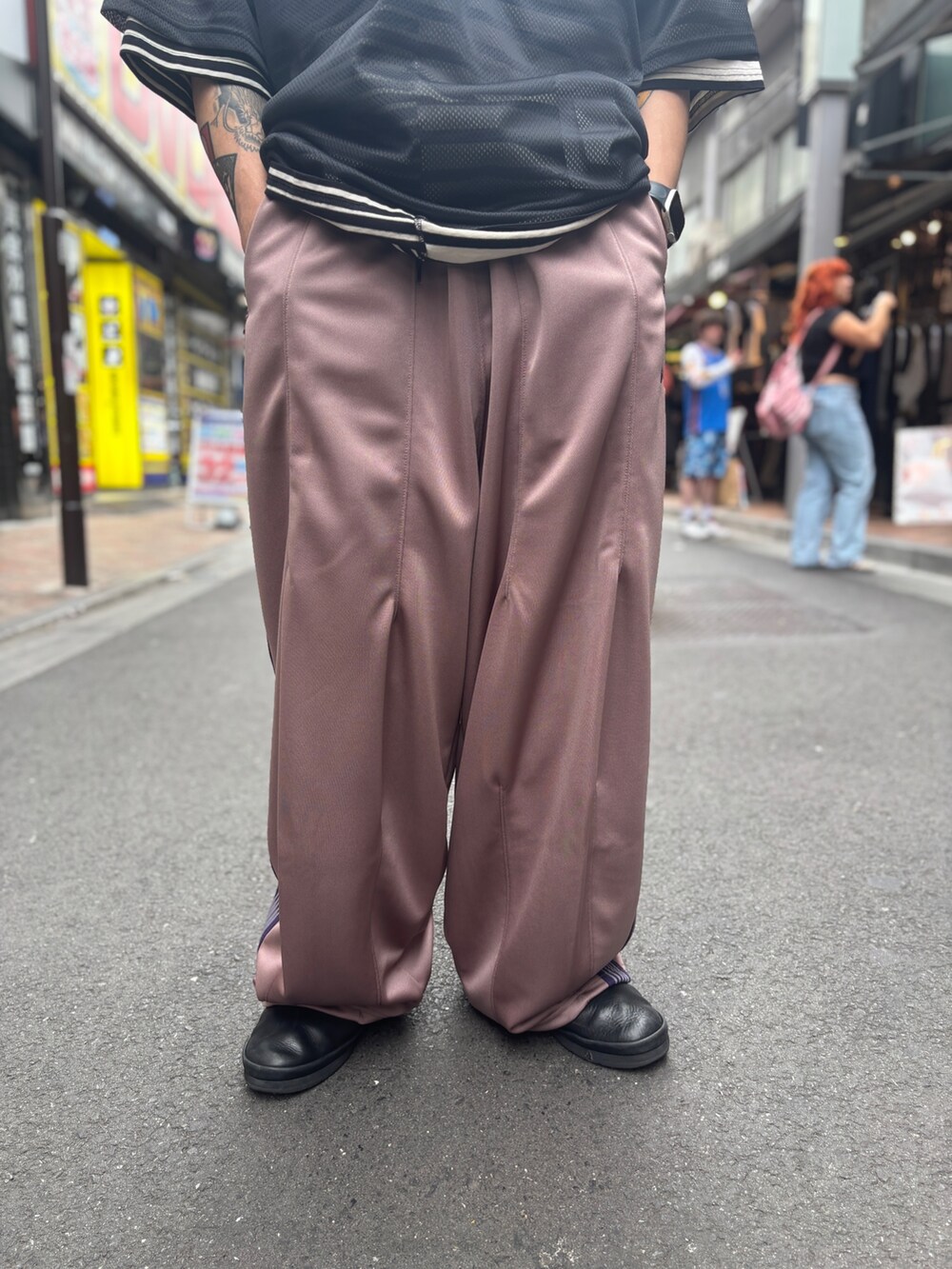 「黒Tシャツ、Tシャツ、カジュアルコーデ、オトナカジュアル、夏ファッション、Tシャツコーデ、シンプルスタイル、お出かけコーデ、アウトドア、アウトドアスタイル、低身長男子、ボーダー」｜「CMF OUTDOOR GARMENTのＢＯＲＤＥＲ　ＴＥＥ　Ｈ／Ｓ（Tシャツ/カットソー、ブラック系）」を使った、スバルさん（メンズ・165cm）の春コーディネートの3枚目の写真