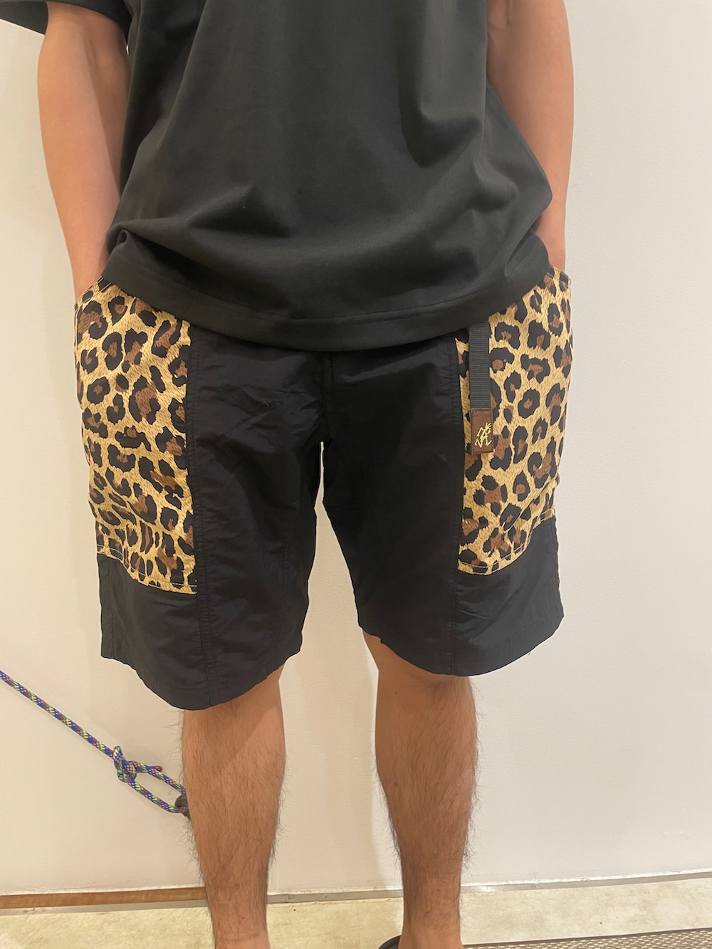 ブラック系のサンダル、ブラック系のTシャツ/カットソーを着用したメンズの春コーディネートの2枚目の写真