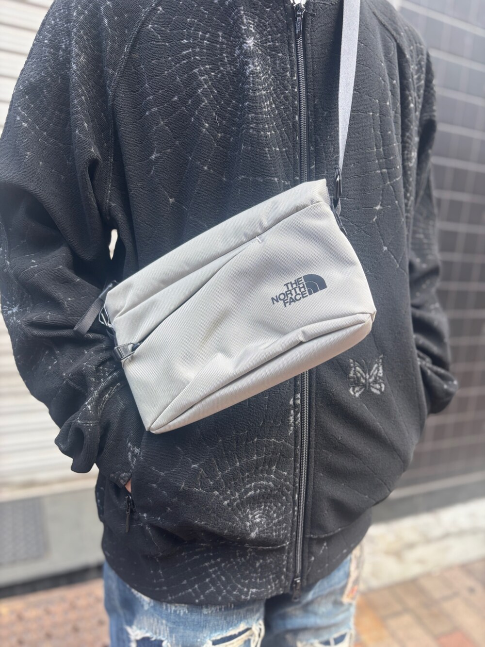 「スポーツミックス、メンズコーデ、春服コーデ、シンプルスタイル、今日のコーデ、おでかけコーデ、シンプル、ジャケットスタイル、はるコーデ、ストリートMIX」｜「THE NORTH FACEのTHE NORTH FACE /ザ・ノース・フェイス   Pyrenees Shoulder S ピレネーショルダーS NM82509（ショルダーバッグ、グレー系）」を使った、スバルさん（メンズ・165cm）の春コーディネートの2枚目の写真