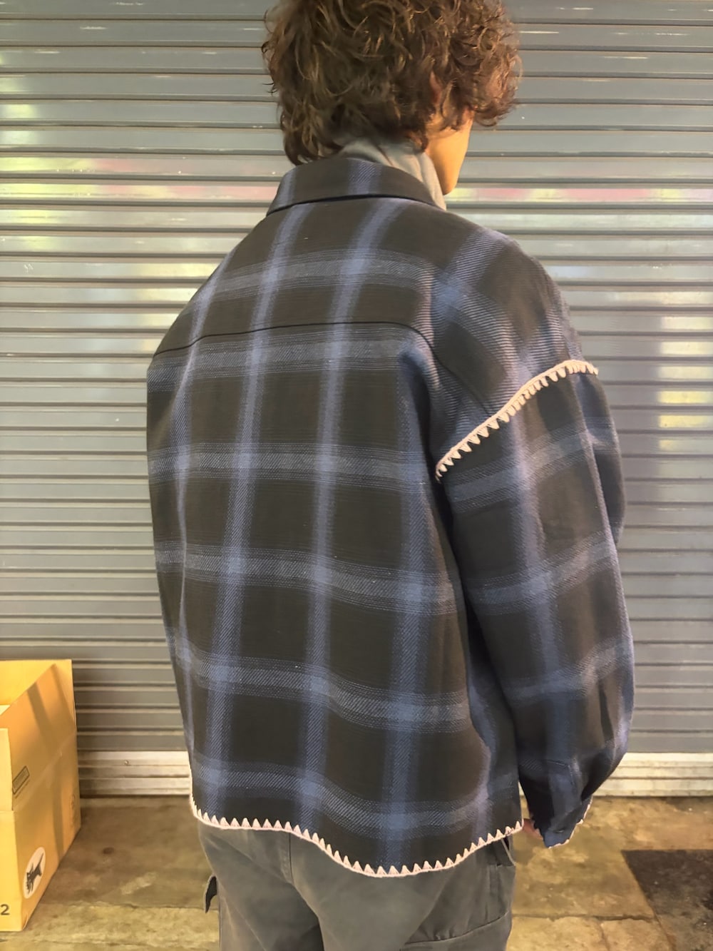 ブルー系のシャツ/ブラウスを着用したメンズの冬コーディネートの4枚目の写真