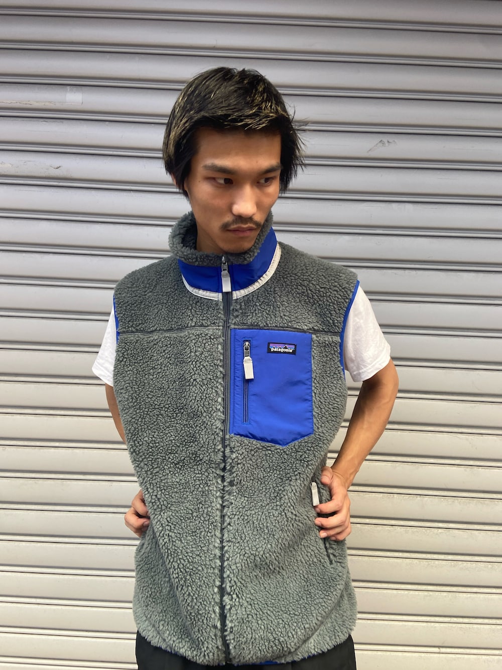 「シンプル、アウトドアスタイル、テックウェア、patagonia、レトロX、レトロxベスト、秋服、冬コーデ、HOKAONEONE、カジュアルコーデ」｜「HOKAのHOKA ONE ONE / ホカ オネオネ　Anacapa 2 Low GTX アナカパツーローGTX（スニーカー、ブラック系）」を使った、スバルさん（メンズ・165cm）の秋コーディネートの2枚目の写真