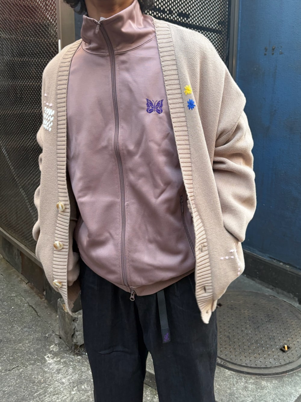 ベージュ系のカーディガン/ボレロ、ブラック系のデニムパンツ、ブラウン系のサンダルを着用したメンズの冬コーディネートの2枚目の写真