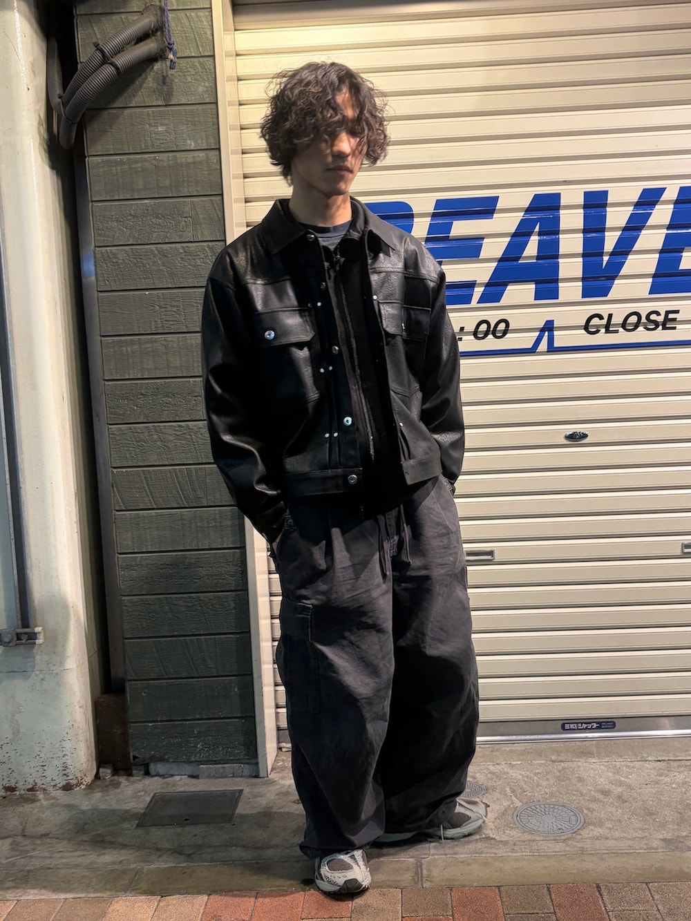 ブラック系のブルゾンを着用したメンズの冬コーディネートの2枚目の写真