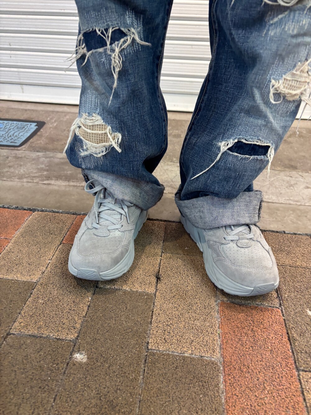 「ベスト、冬、冬服、休日コーデ、おしゃれさんと繋がりたい、シンプル、お出かけコーデ、低身長男子、低身長コーデ、最近のいい感じコーデ、ニット」｜「HOKAのHOKA ONE ONE/ホカ オネオネ  CLIFTON L SUEDE クリフトン L スエード（スニーカー、グレー系）」を使った、スバルさん（メンズ・165cm）の冬コーディネートの3枚目の写真