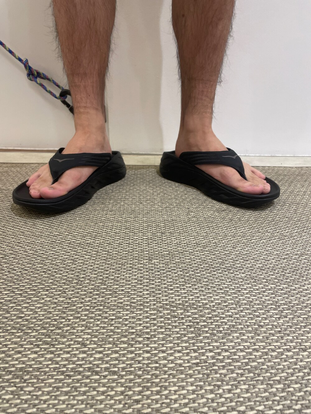 ブラック系のサンダル、ブラック系のTシャツ/カットソーを着用したメンズの春コーディネートの3枚目の写真