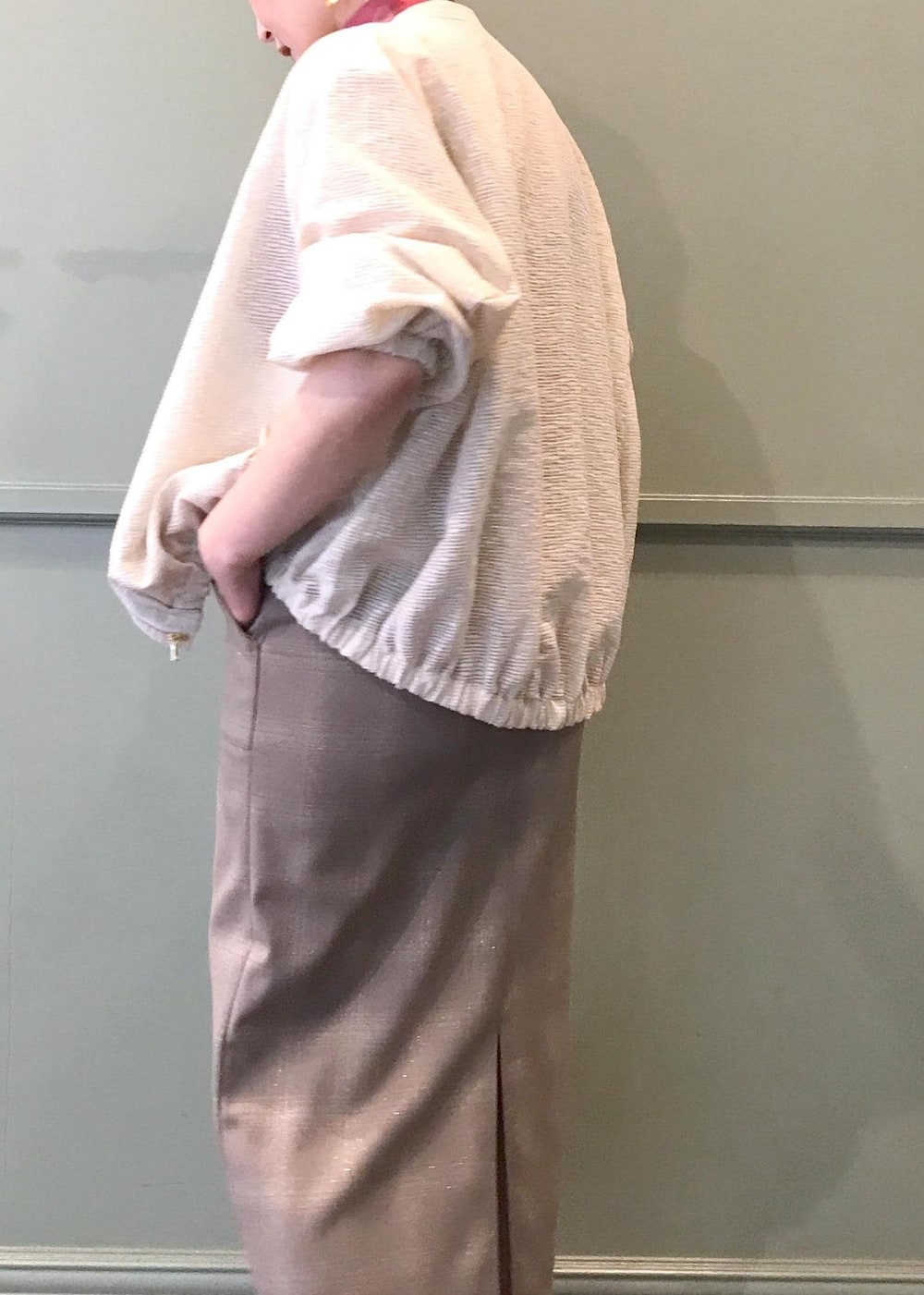 ブラック系のパンプス、レッド系のキャミソール、ブラック系のハンドバッグを着用したレディースの夏コーディネートの3枚目の写真