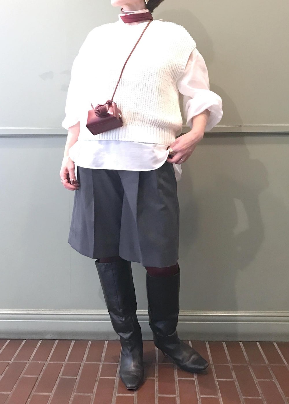 ホワイト系のシャツ/ブラウス、ホワイト系のベスト、グレー系のその他パンツを着用したレディースの秋コーディネートの2枚目の写真