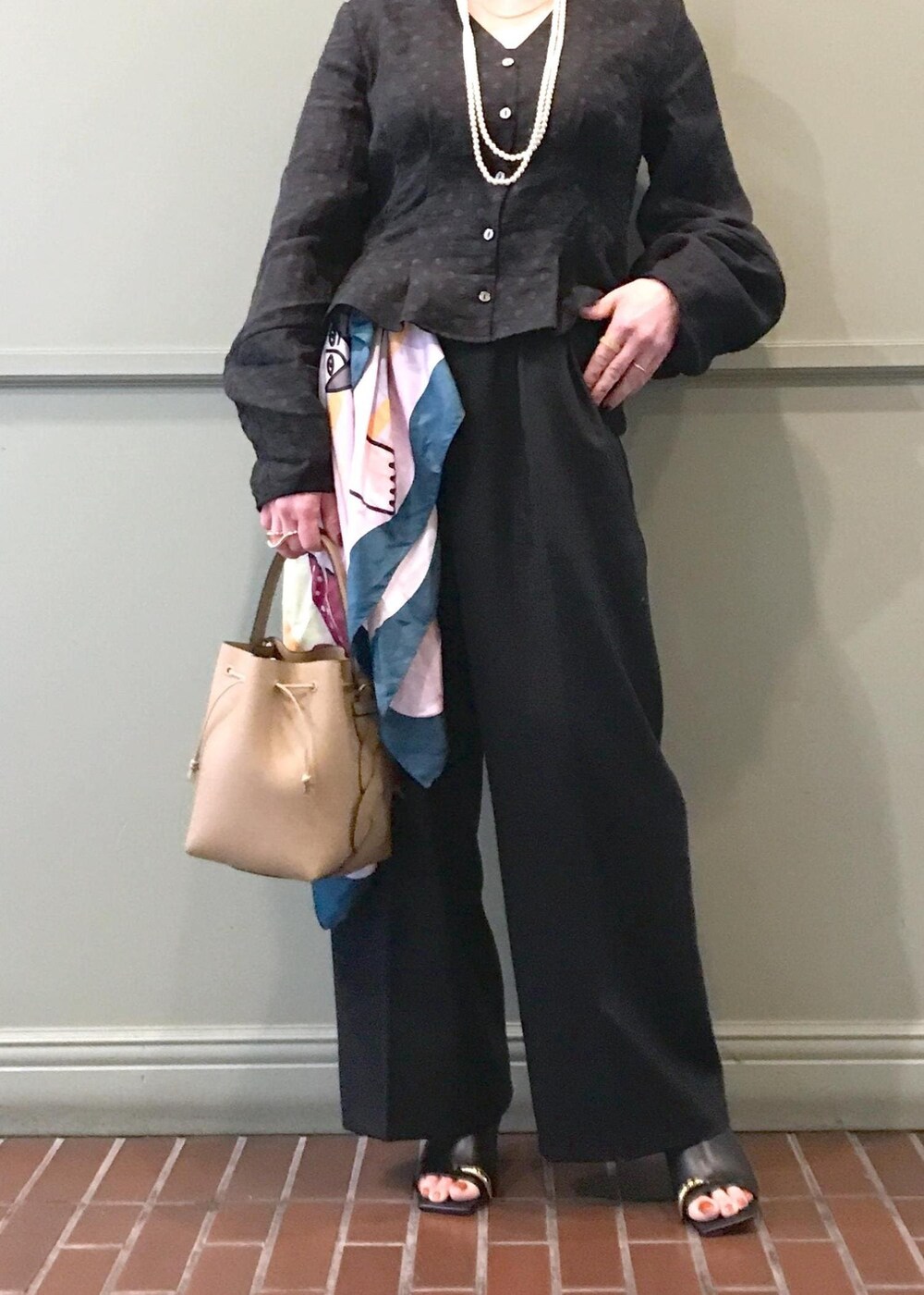 ベージュ系のサンダル、ブラック系のシャツ/ブラウス、ブラック系のその他パンツを着用したレディースの春コーディネートの3枚目の写真