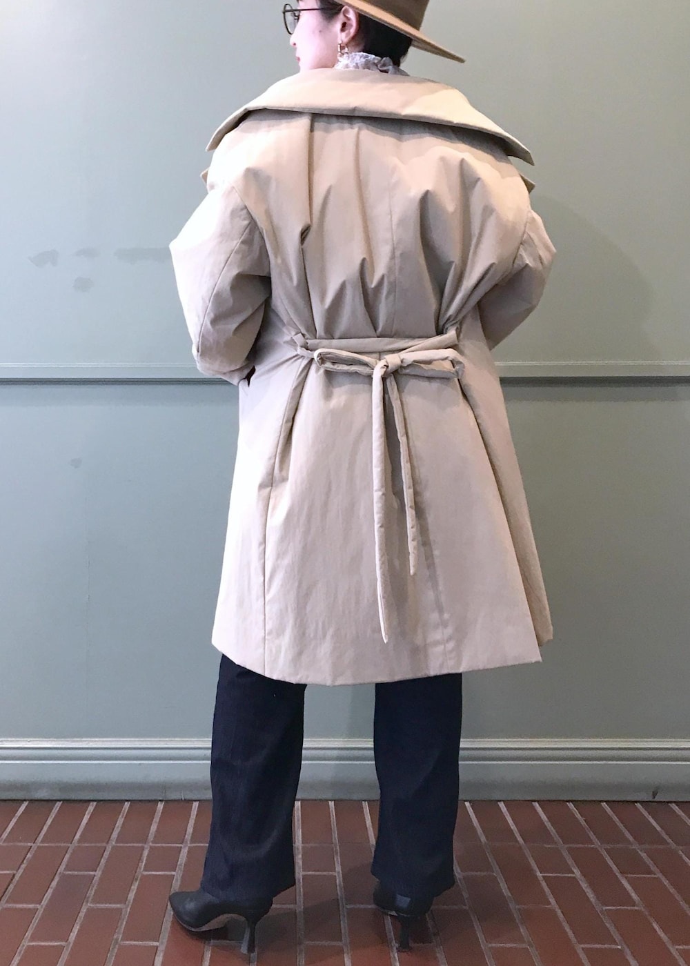 グリーン系のハンドバッグ、ブルー系のシャツ/ブラウス、ブルー系のデニムパンツを着用したレディースの冬コーディネートの6枚目の写真