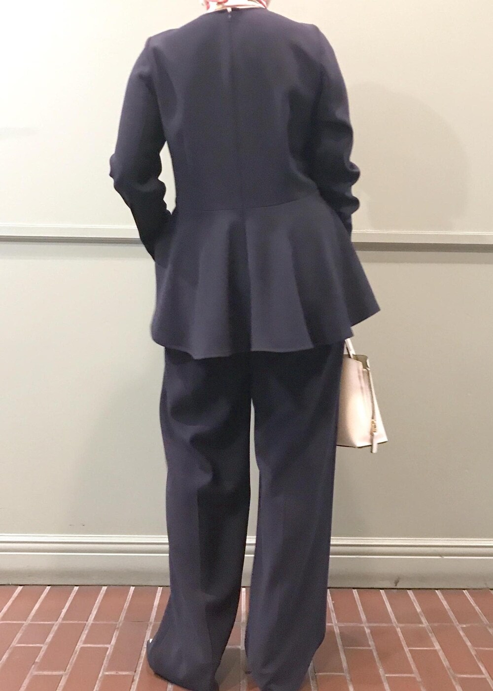 ホワイト系のハンドバッグ、ブルー系のシャツ/ブラウス、ブルー系のその他パンツを着用したレディースの冬コーディネートの4枚目の写真