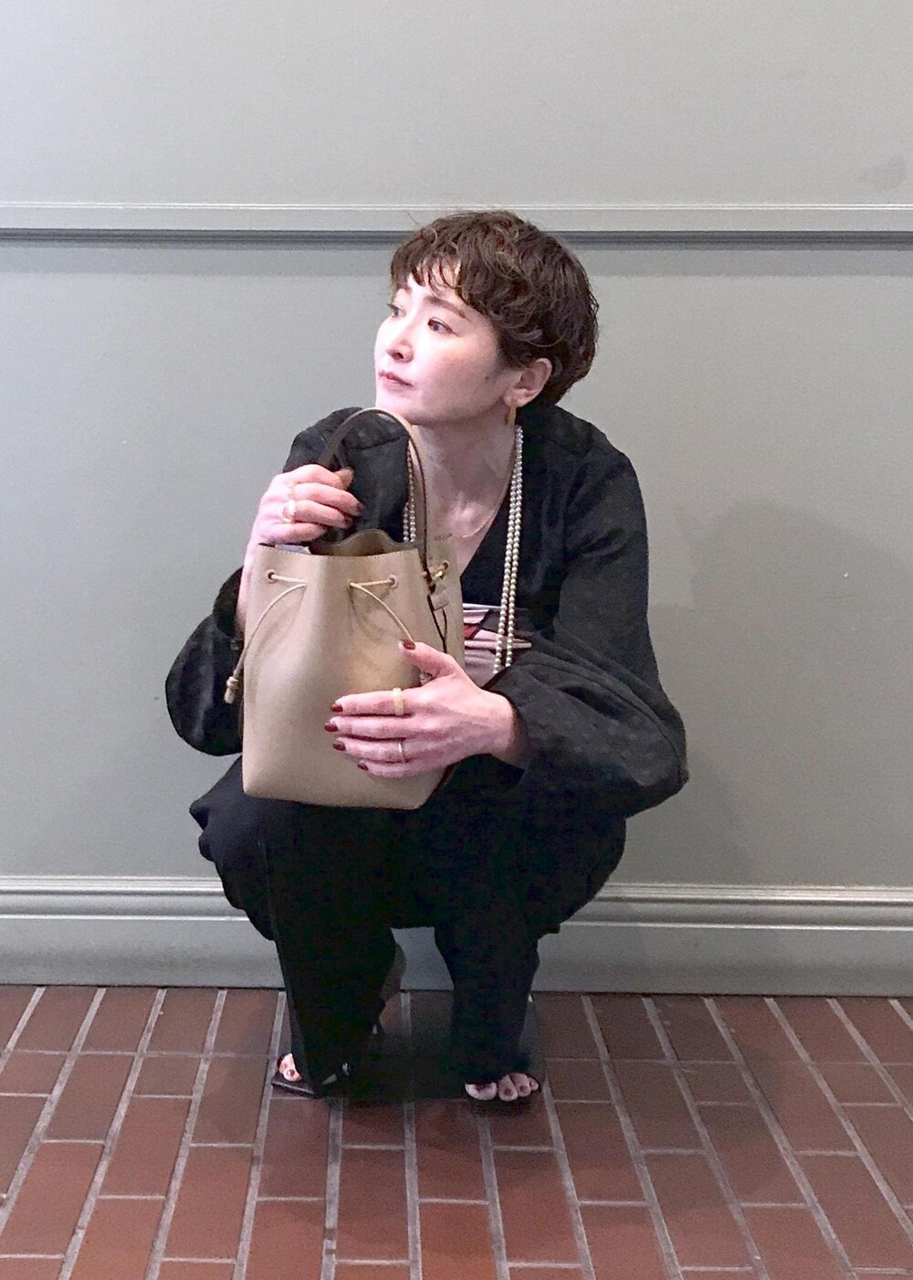 ベージュ系のサンダル、ブラック系のシャツ/ブラウス、ブラック系のその他パンツを着用したレディースの春コーディネートの6枚目の写真