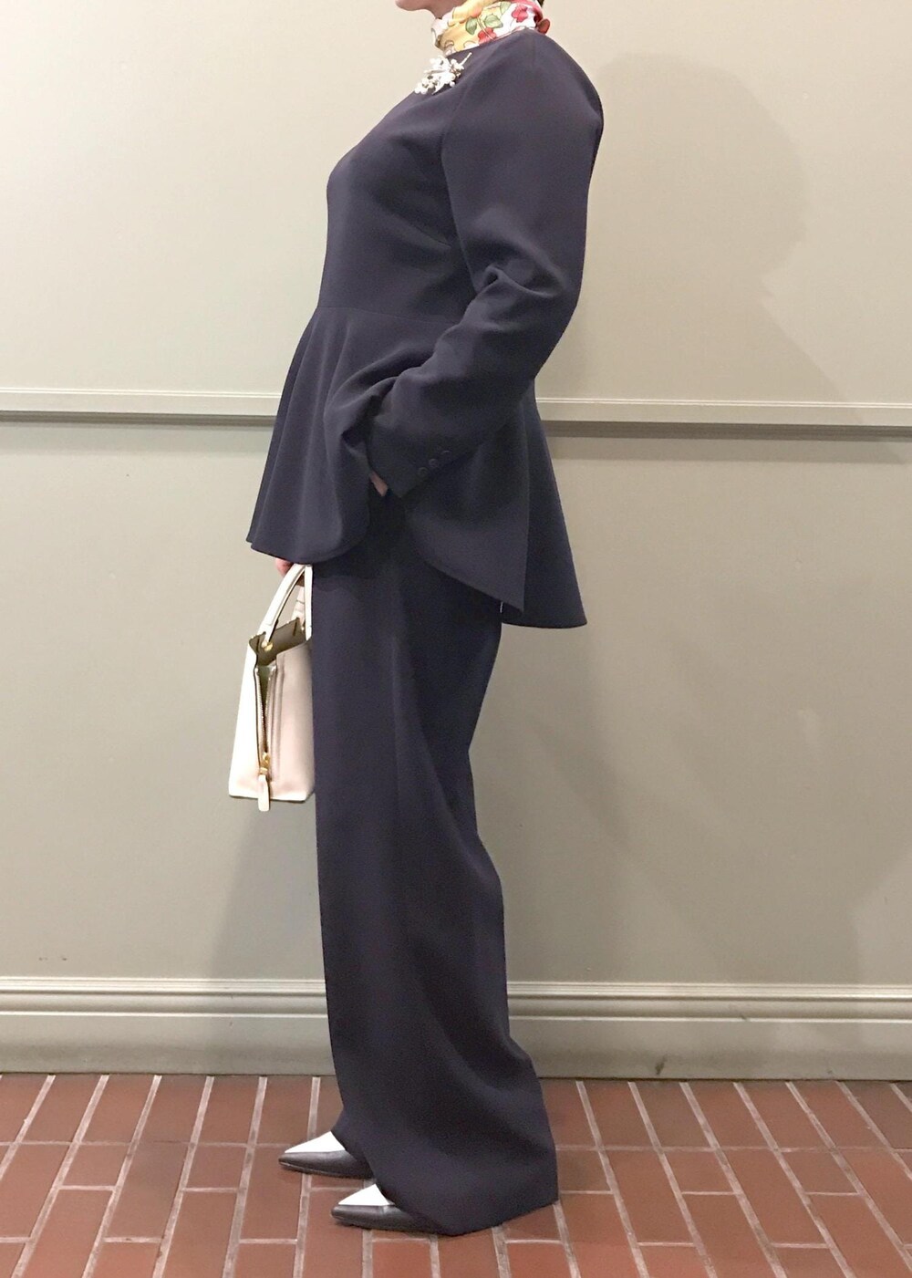 ホワイト系のハンドバッグ、ブルー系のシャツ/ブラウス、ブルー系のその他パンツを着用したレディースの冬コーディネートの5枚目の写真