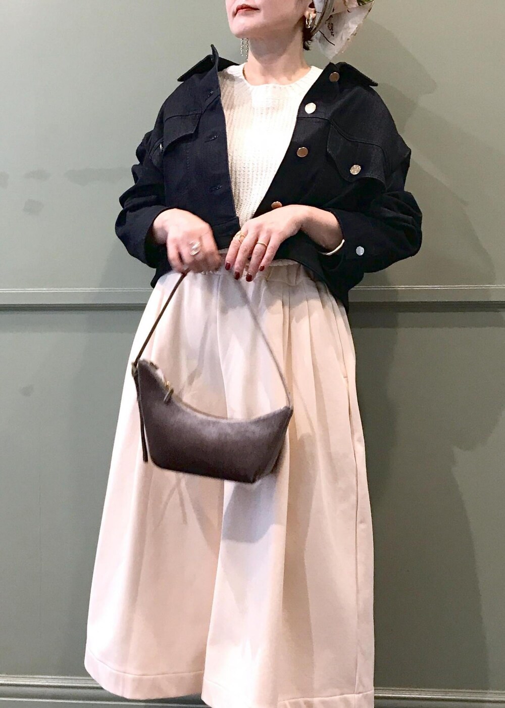 ブルー系のデニムジャケット、ベージュ系のその他パンツ、グレー系のハンドバッグを着用したレディースの夏コーディネートの2枚目の写真