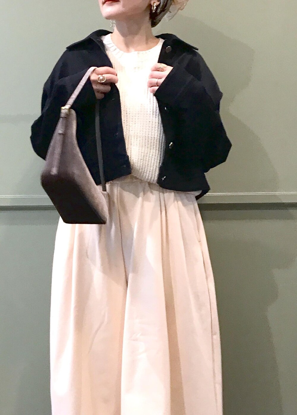 ブルー系のデニムジャケット、ベージュ系のその他パンツ、グレー系のハンドバッグを着用したレディースの夏コーディネートの7枚目の写真