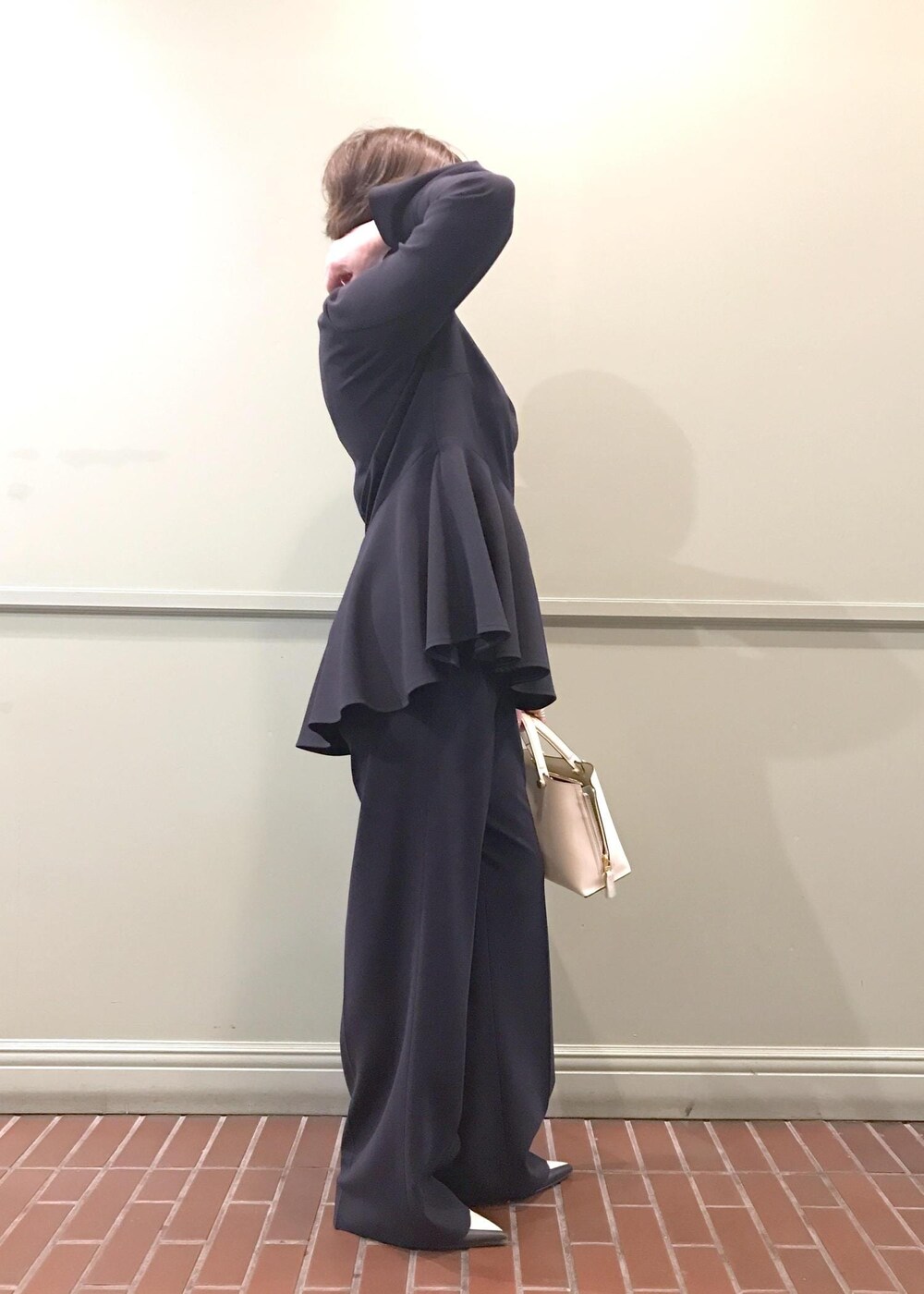 ホワイト系のハンドバッグ、ブルー系のシャツ/ブラウス、ブルー系のその他パンツを着用したレディースの冬コーディネートの3枚目の写真