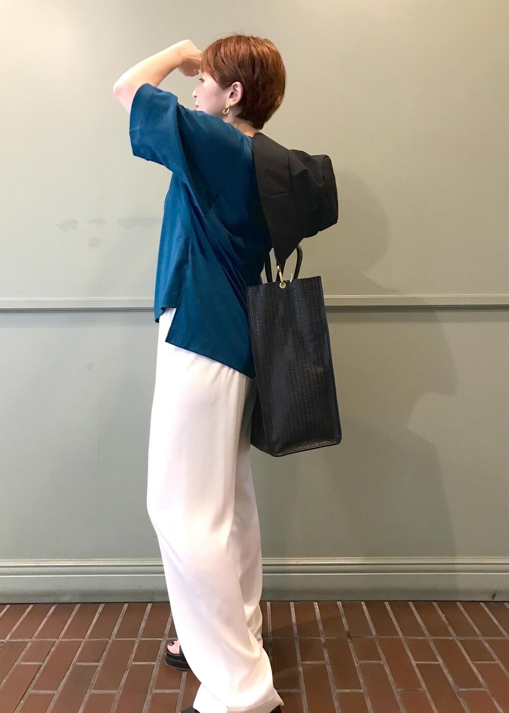ホワイト系のその他パンツ、ブラック系のトートバッグ、ブラック系のサンダルを着用したレディースの夏コーディネートの5枚目の写真