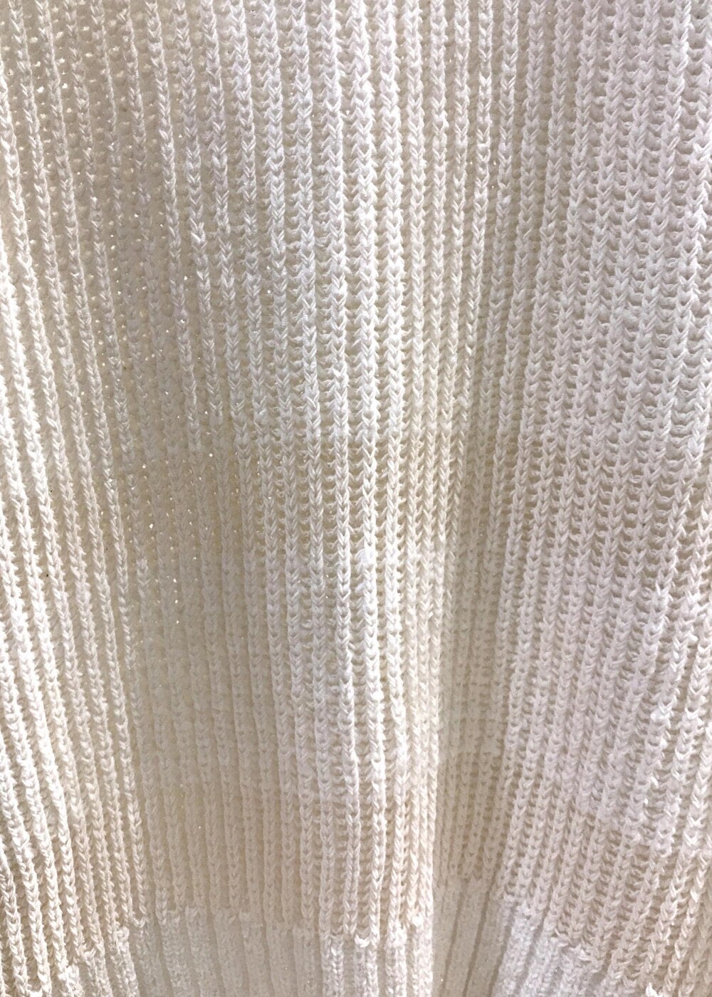 ホワイト系のシャツ/ブラウス、ホワイト系のベスト、グレー系のその他パンツを着用したレディースの秋コーディネートの6枚目の写真