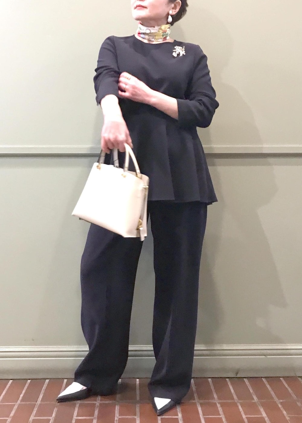 ホワイト系のハンドバッグ、ブルー系のシャツ/ブラウス、ブルー系のその他パンツを着用したレディースの冬コーディネートの2枚目の写真