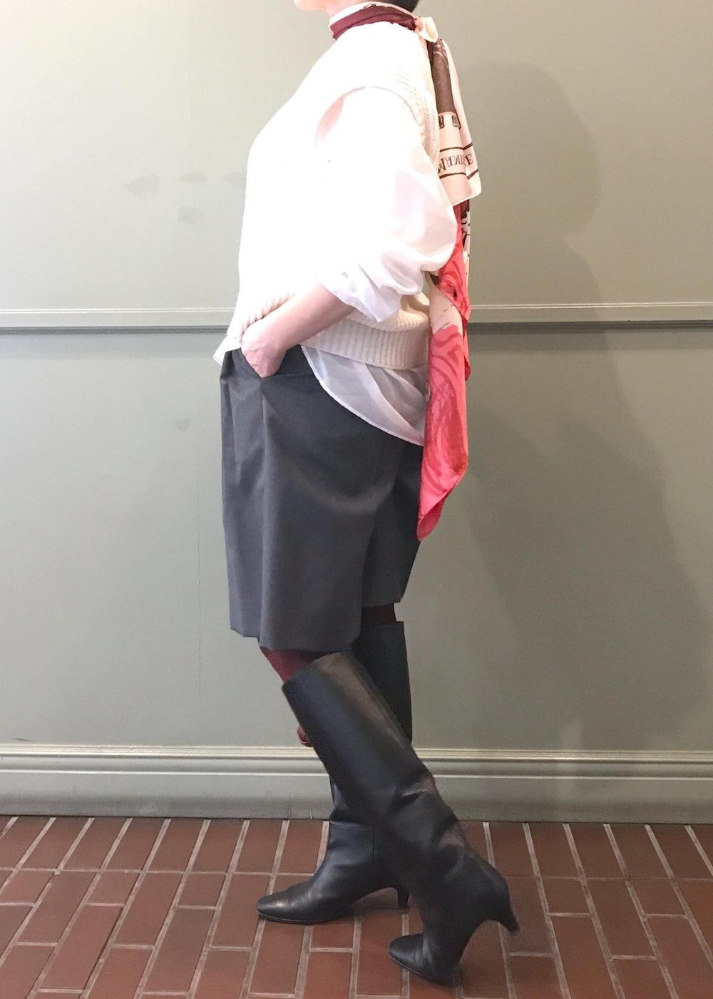 ホワイト系のシャツ/ブラウス、ホワイト系のベスト、グレー系のその他パンツを着用したレディースの秋コーディネートの5枚目の写真