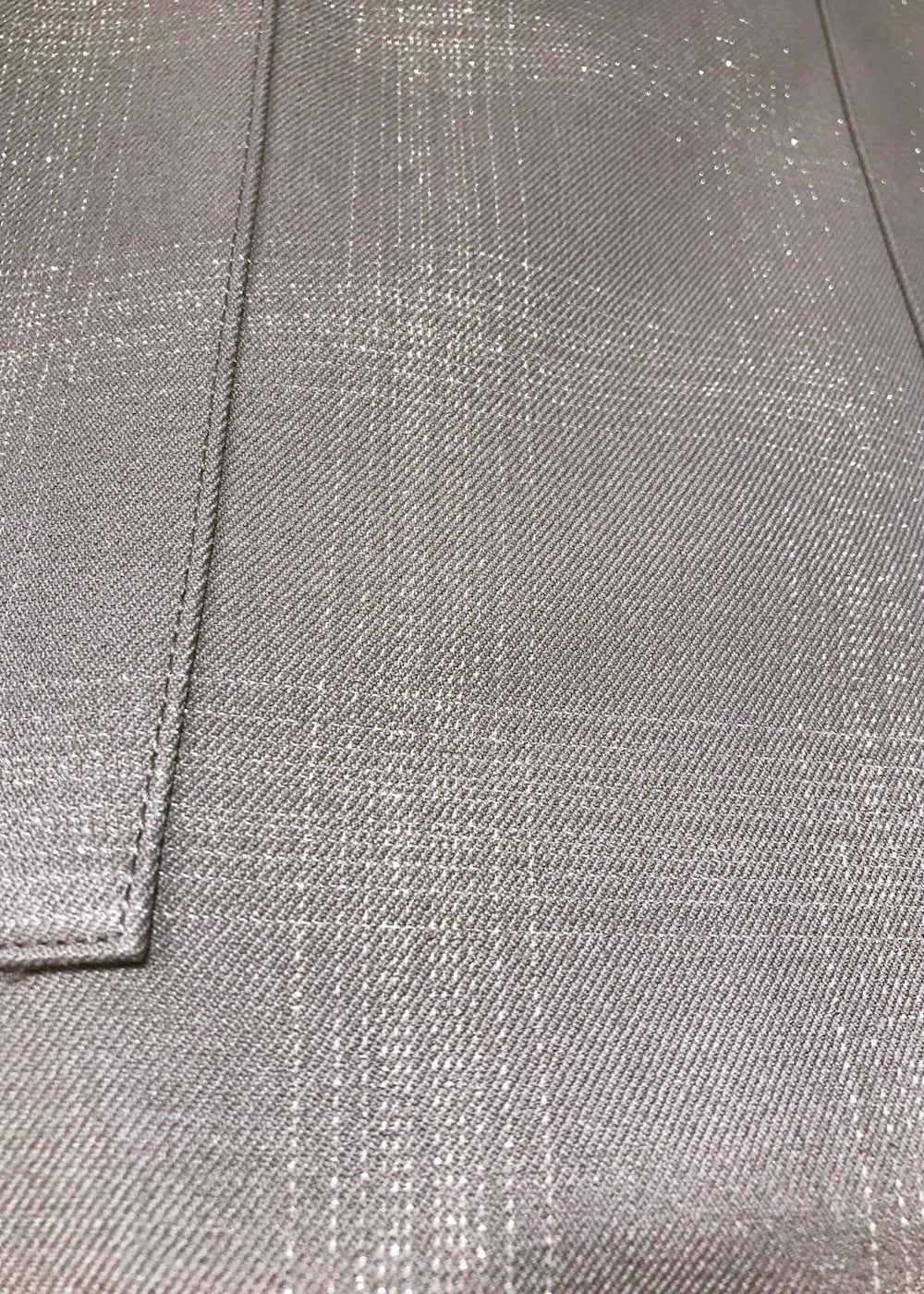 ブラック系のパンプス、レッド系のキャミソール、ブラック系のハンドバッグを着用したレディースの夏コーディネートの6枚目の写真