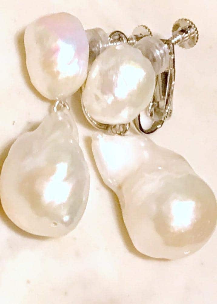 ホワイト系のハンドバッグ、ブルー系のシャツ/ブラウス、ブルー系のその他パンツを着用したレディースの冬コーディネートの7枚目の写真