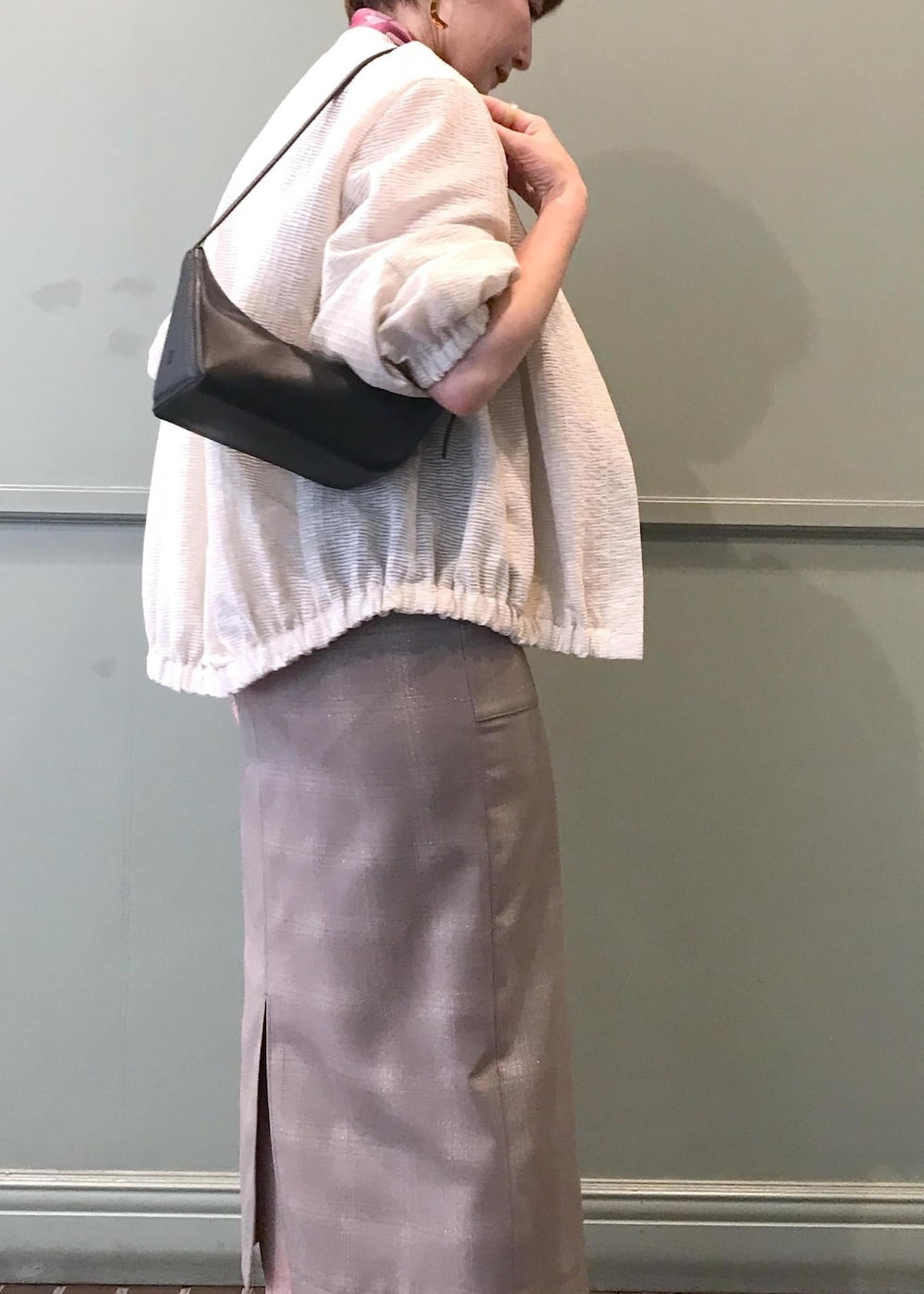 ブラック系のパンプス、レッド系のキャミソール、ブラック系のハンドバッグを着用したレディースの夏コーディネートの2枚目の写真