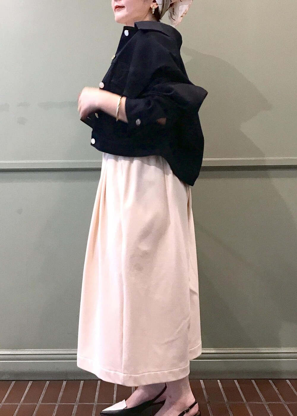 ブルー系のデニムジャケット、ベージュ系のその他パンツ、グレー系のハンドバッグを着用したレディースの夏コーディネートの5枚目の写真