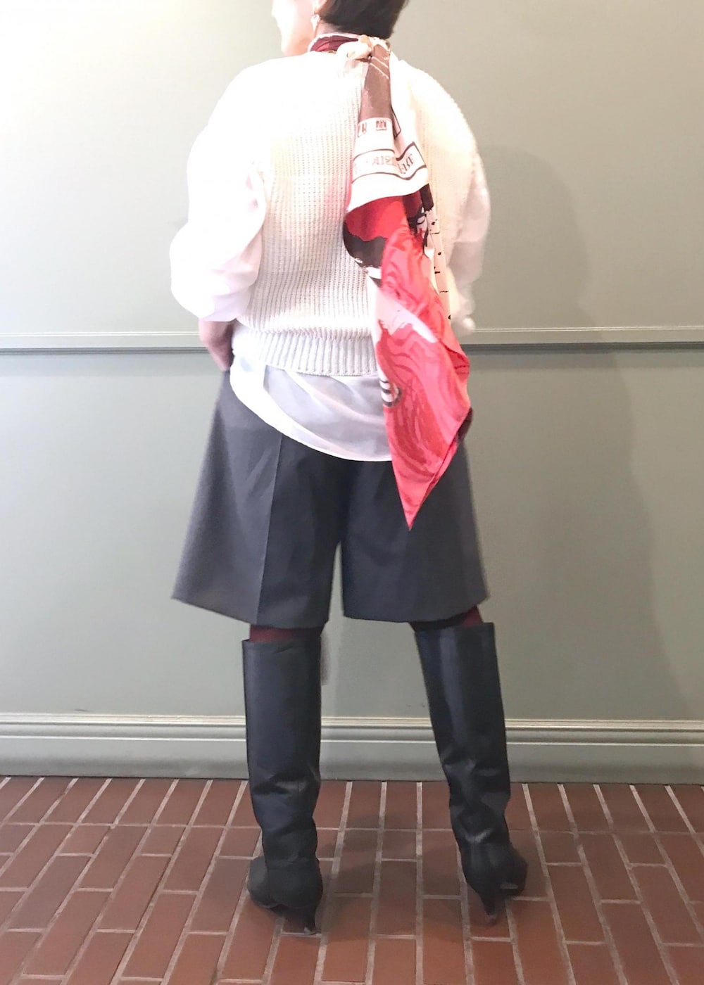 ホワイト系のシャツ/ブラウス、ホワイト系のベスト、グレー系のその他パンツを着用したレディースの秋コーディネートの4枚目の写真