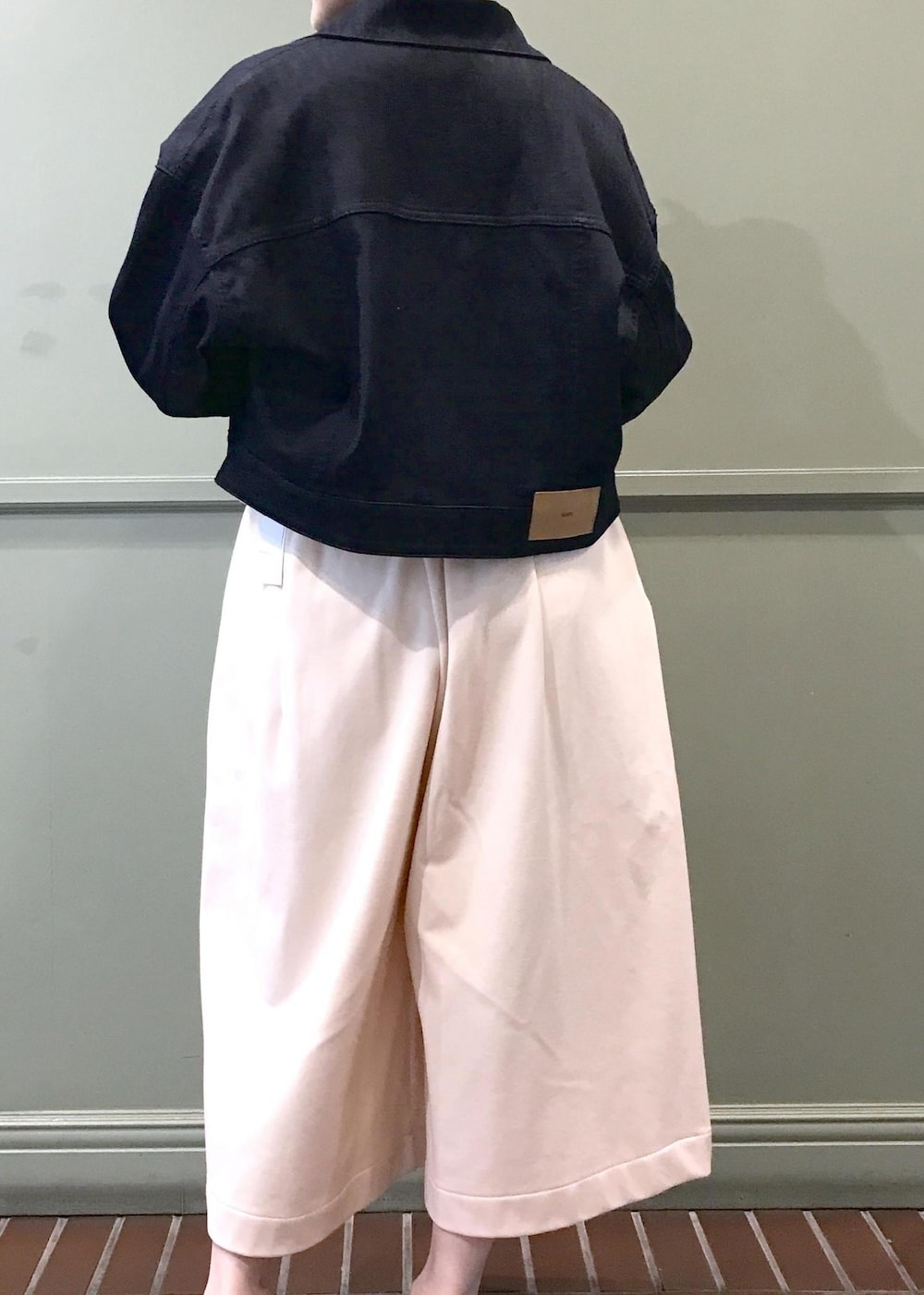 ブルー系のデニムジャケット、ベージュ系のその他パンツ、グレー系のハンドバッグを着用したレディースの夏コーディネートの4枚目の写真