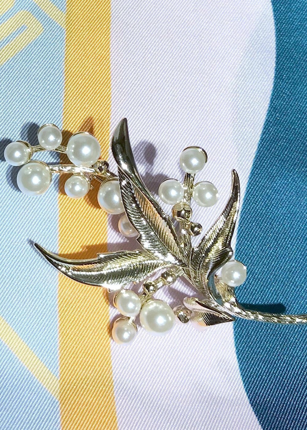 ホワイト系のハンドバッグ、ブルー系のシャツ/ブラウス、ブルー系のその他パンツを着用したレディースの冬コーディネートの6枚目の写真