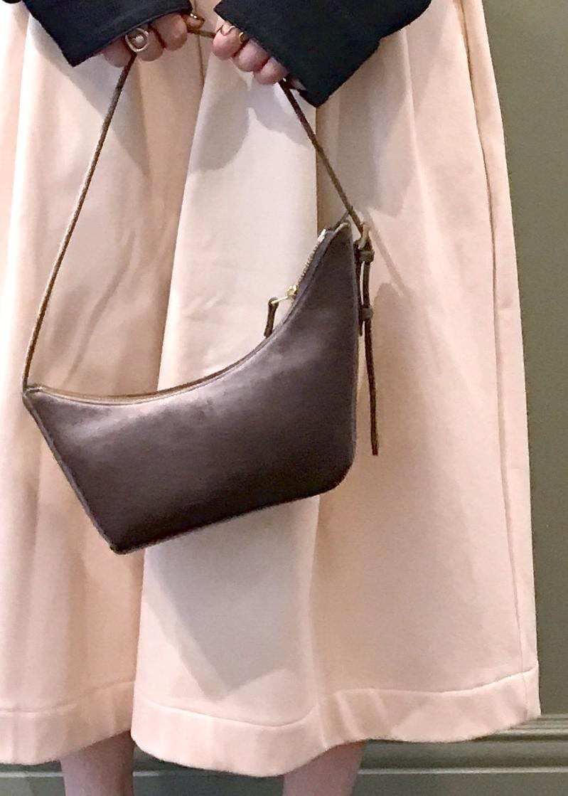 ブルー系のデニムジャケット、ベージュ系のその他パンツ、グレー系のハンドバッグを着用したレディースの夏コーディネートの6枚目の写真