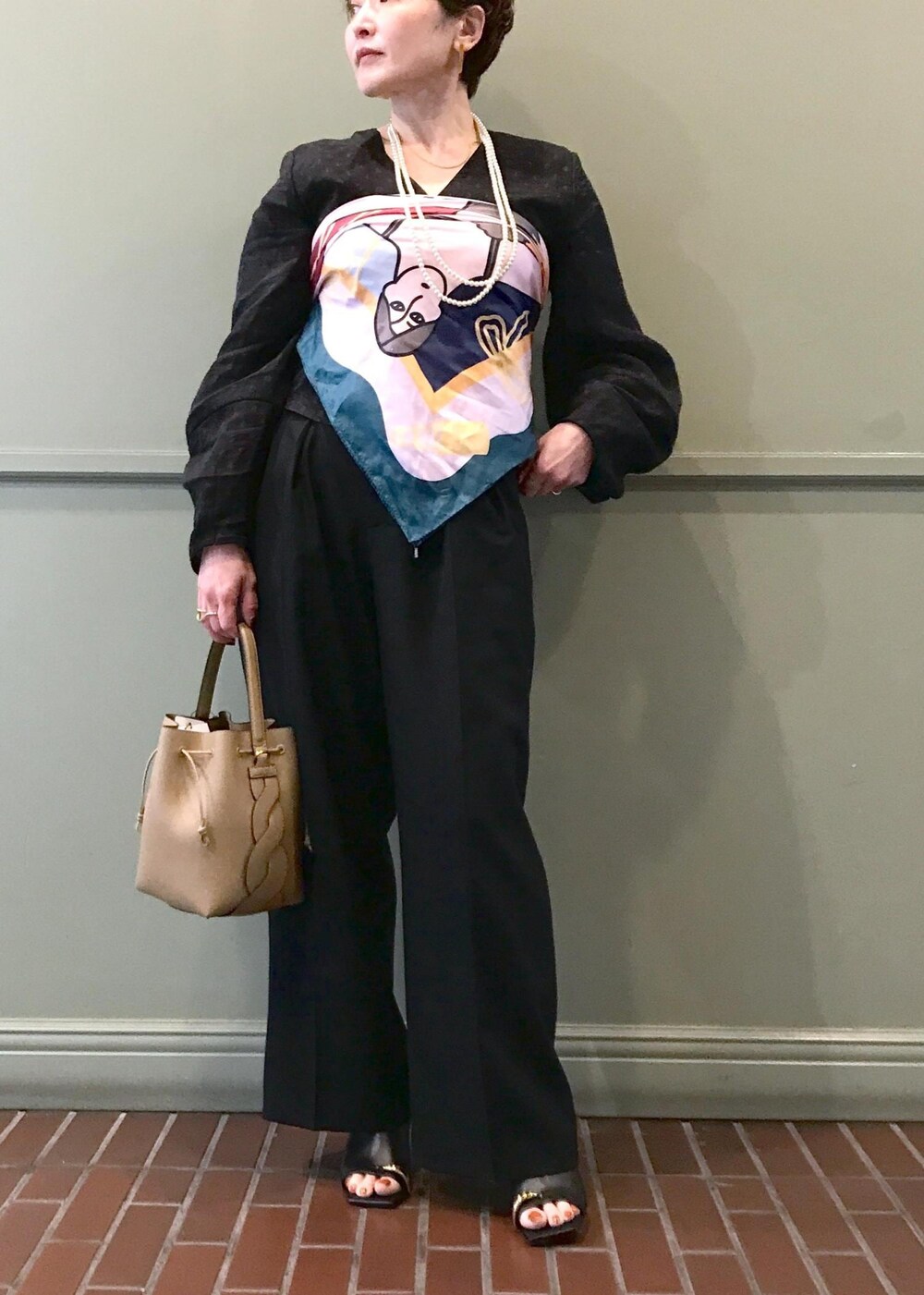 ベージュ系のサンダル、ブラック系のシャツ/ブラウス、ブラック系のその他パンツを着用したレディースの春コーディネートの2枚目の写真