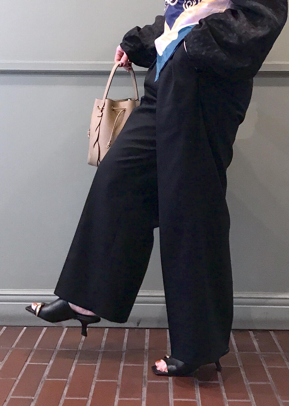 ベージュ系のサンダル、ブラック系のシャツ/ブラウス、ブラック系のその他パンツを着用したレディースの春コーディネートの5枚目の写真