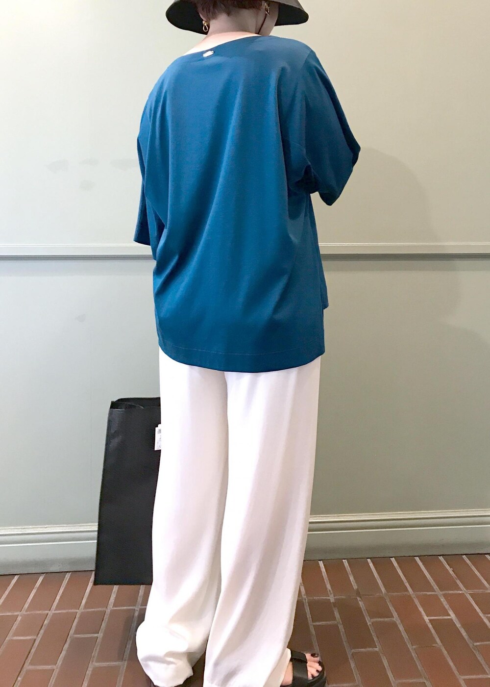 ホワイト系のその他パンツ、ブラック系のトートバッグ、ブラック系のサンダルを着用したレディースの夏コーディネートの4枚目の写真