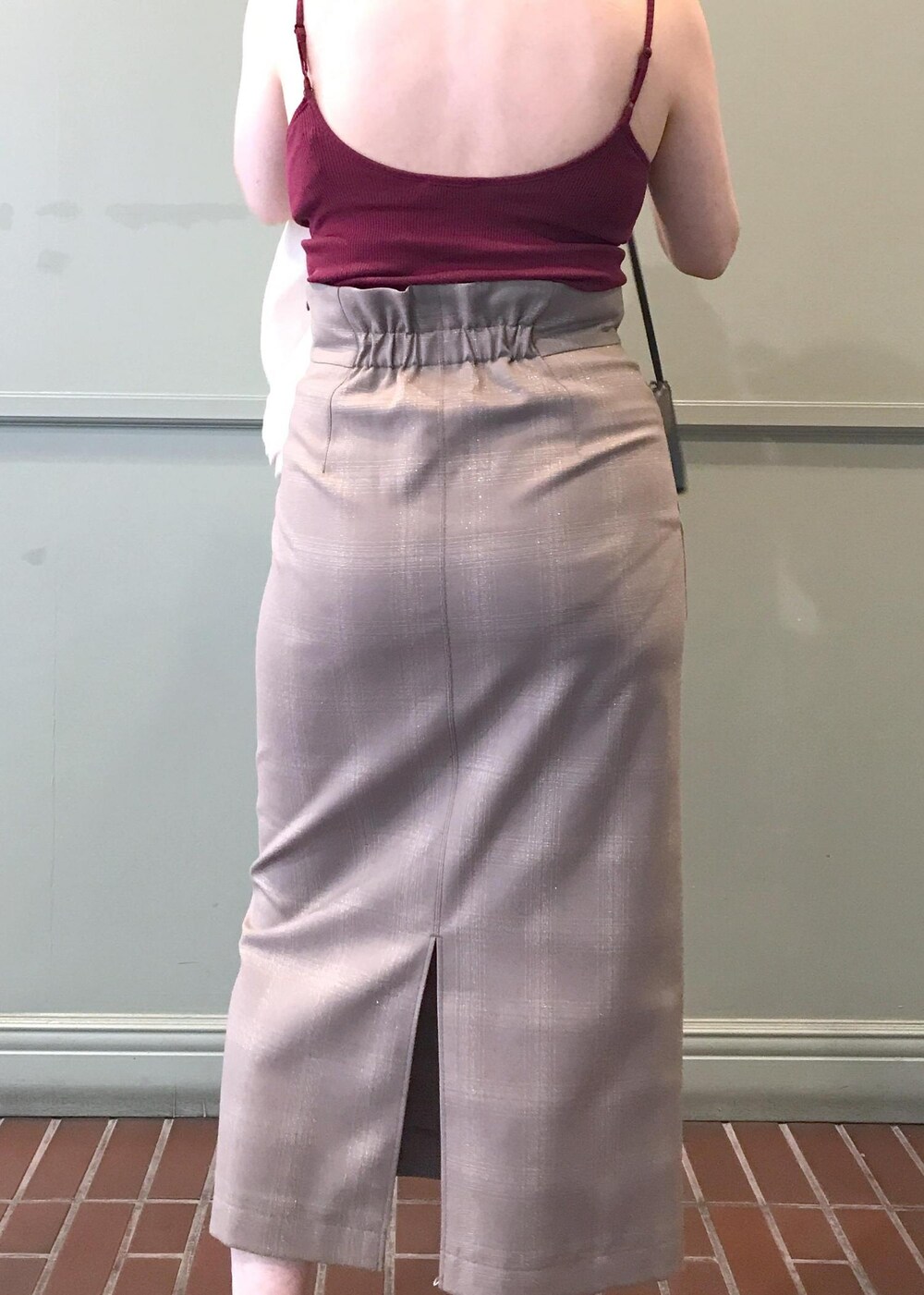 ブラック系のパンプス、レッド系のキャミソール、ブラック系のハンドバッグを着用したレディースの夏コーディネートの5枚目の写真